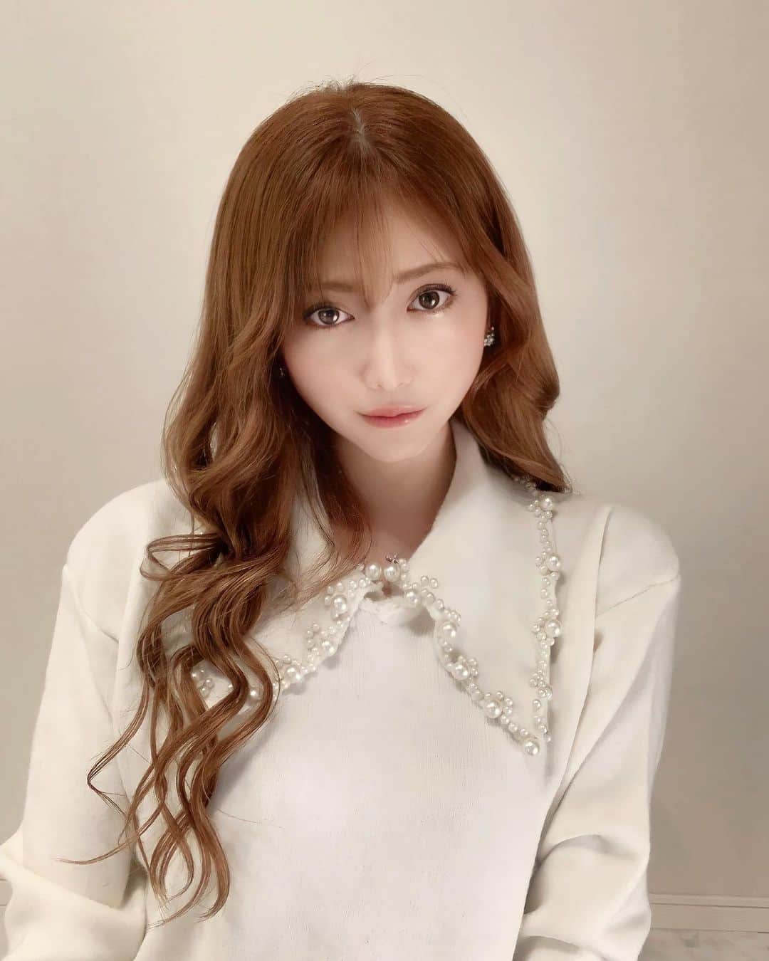 加賀美早紀のインスタグラム：「おすましさん♡ 可愛い襟のお洋服は @selectshop.joie  きゃわいー❣️ 髪は安定の @elyts_yone  いつもおまかせ❣️ ありまとー」