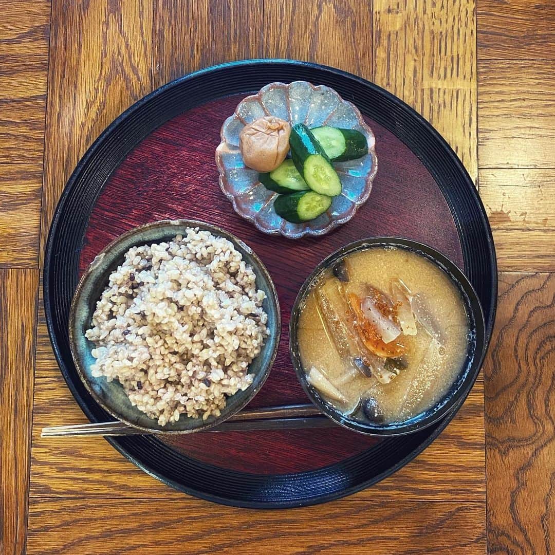 MEGUMIのインスタグラム：「只今、若玄米デトックス期間中です。 今日は7日目😊 自宅でも現場でも、ひたすら若玄米と味噌汁を一口につき咀嚼100回目指し食べてます。 よく噛む＝胃腸の運動🔥 というメカニズムらしく、 １日2号も食べているのに、 みるみる身体がしまり、肌もクリアになって、頭もスッキリ😳 とてもとてもおススメです💜 ●3、4枚目の写真は前回の時のもの。 体重も2キロ近く落ちて、各所かなりサイズダウンしました！ まさに身体の大掃除🔥🔥🔥」
