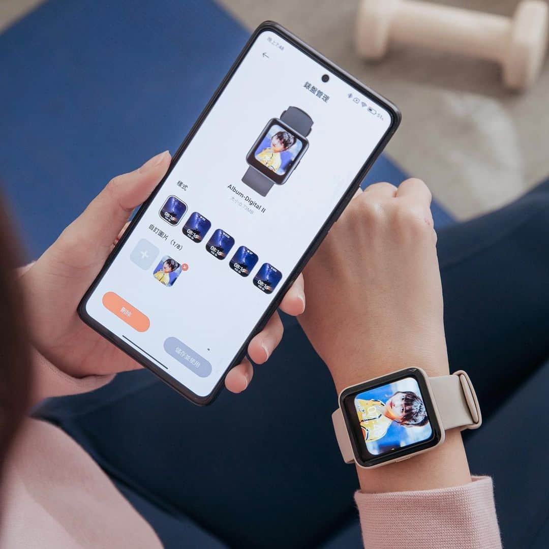 峮峮さんのインスタグラム写真 - (峮峮Instagram)「Redmi 手錶 2 Lite來啦💗   平常總是在幫球員應援 生活中也要開始替自己的健康應援🦾   Redmi 手錶 2 Lite 1.55吋的大螢幕搭上內建的100種錶盤 還能隨心情換上自己喜歡的照片圖片 時尚兼休閒的機身錶帶又很百搭！  Redmi 手錶 2 Lite也是一位專業的運動專家 運動模式多達100種😍😍 在各種不同的場合選用適當的模式 就會開始幫你計算與紀錄，超方便～   對很多人來說還有一個最棒的功能 就是可以測血氧、心率🫀 在現代這個疫情肆虐又高壓的環境 健康已經不再是長輩需要關心的議題 人人都一定要隨時注意身體狀況💡 Redmi 手錶 2 Lite真的是CP值很高 也很適合拿來送禮的小物💋💋   💸販售資訊 2/20前購買 即贈Redmi 手錶 2 Lite專屬錶帶一條（限量） 不要錯過啦🦭♡♡   #小米台灣 #Redmi手錶2_Lite #健美體態_馬上行動」2月19日 12時44分 - qun_04