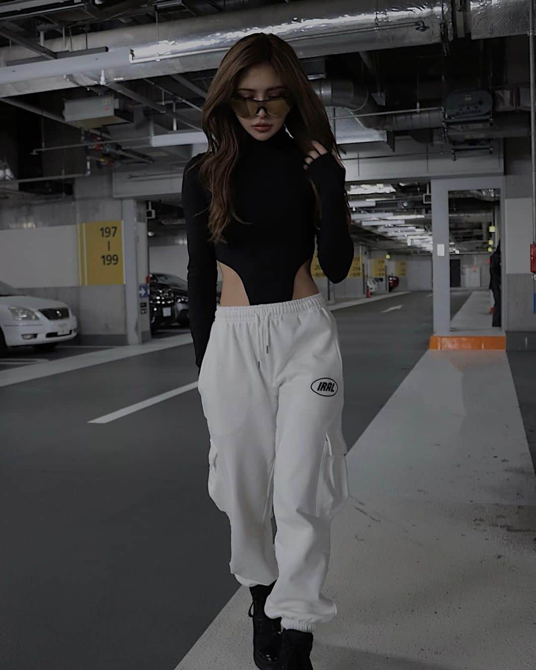 小原優花のインスタグラム：「Athletic street wear. @iral_official   今年もIRALカーゴパンツ爆売れ中です🔥🥰  レディース&メンズ向けサイズ展開です♡  #coordinate #athleisure #athleisurewear #athleisurestyle #fashion #fitness #sportyoutfit #sportylook #sportygirl #fitnessmodel #fitnessmotivation #fitnessgirl #sweat #iral #アイラル」