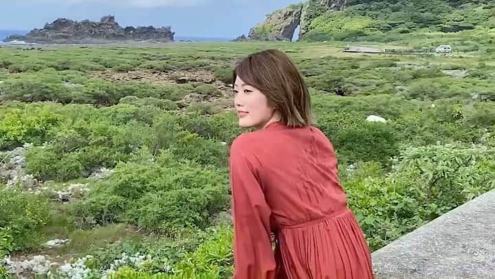 のインスタグラム：「皆様週末はいかがお過ごしですか❓  今週末は寒いとのことなのでみなさまお気をつけてお過ごしください🥺✨  ひなちま、赤いワンピがやっぱり似合いますよね！👗💕   @higuchi_hina_official #樋口日奈1st写真集 #樋口日奈 #乃木坂46 #ひなちま #今日はなにちま #赤ちま」