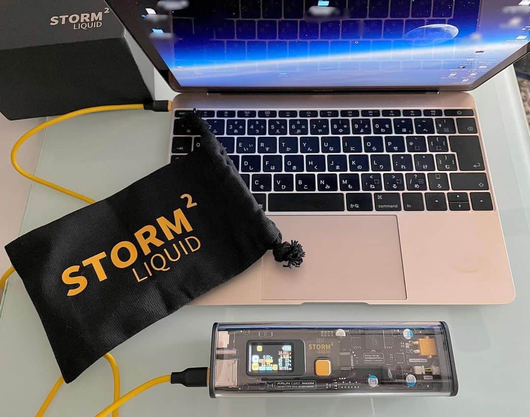 のインスタグラム：「💻📱🔋🔌✨  鑫三海株式会社さんのバッテリー🔋  スタイリッシュなスケルトンデザインで出力電圧を自由に選択できるバッテリー✨  📍25600mAh超大容量  スマートフォンなら7回フル充電 ❣️  📍わずか10分の充電でSTORM 2はiPhone 12をフル充電📱🔌  早い👏🏻😍✨  出先でコンセントない時に パソコンも充電できるも嬉しい😍  急な停電の時もこれがあると安心かも😌  専用のソーラーパネルも接続できるしアウトドアにも便利〜☀️  是非チェックしてみてね☺️✨   PR @afustore_jp #STORM2 #モバイルバッテリー #バッテリー #モバイル #ソーラーパネル #充電器 #スケルトン #トリドリベース」