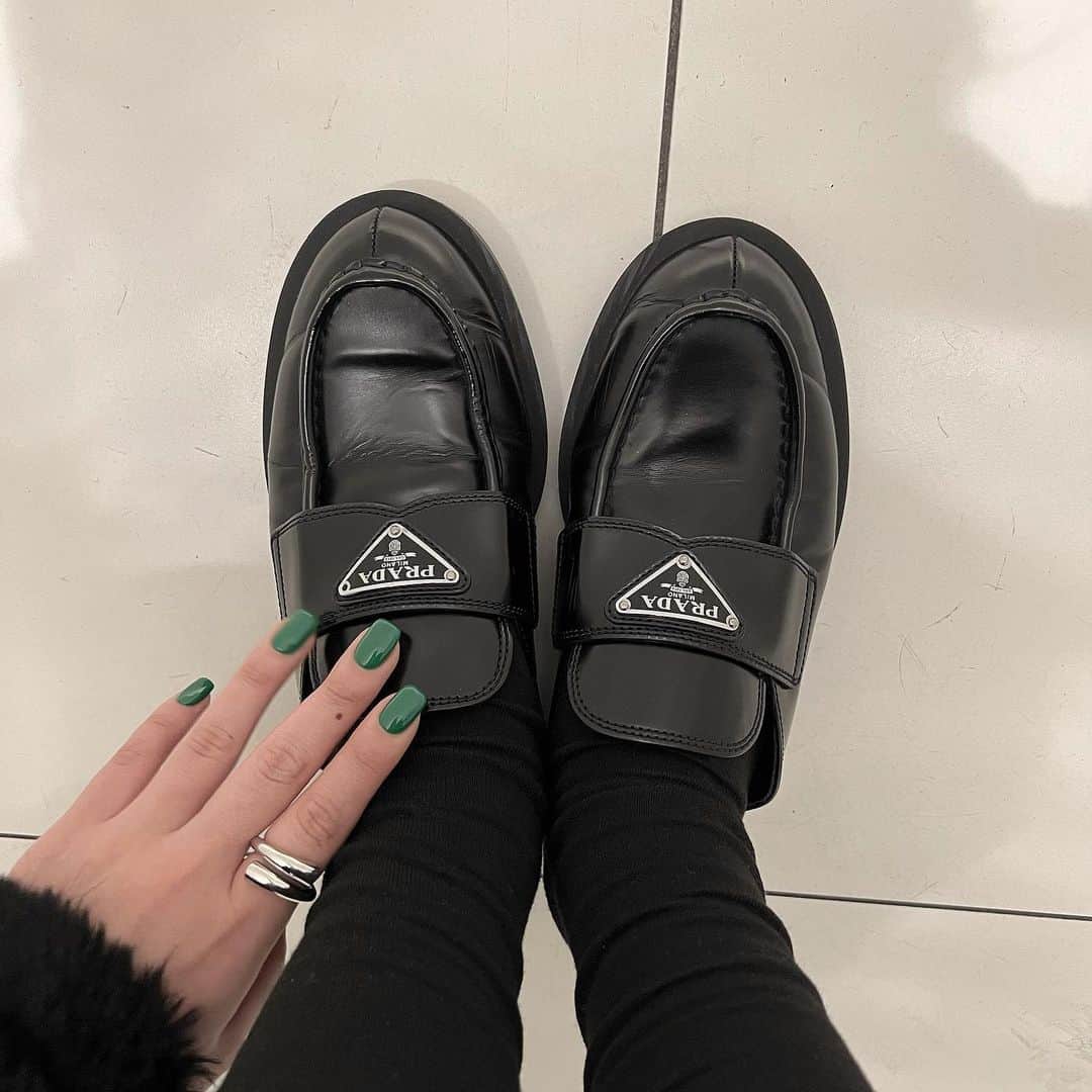 河崎みーなのインスタグラム：「☑️NEW NAIL🟩 . .  @nail_98y @inailsgroup」