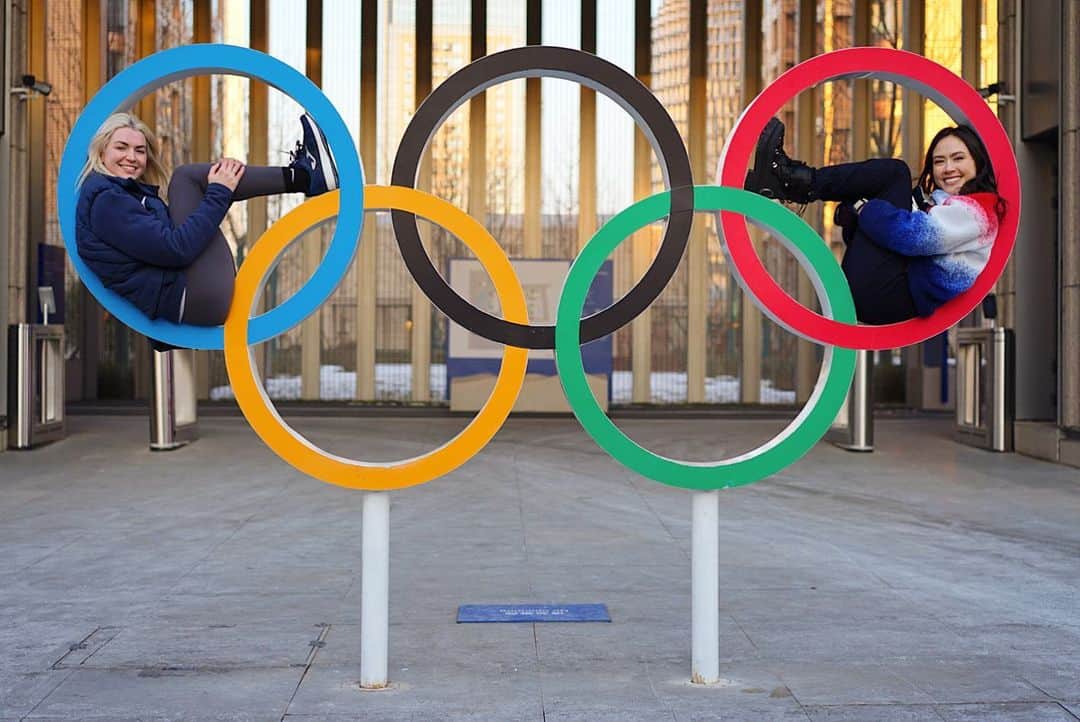 マディソン・チョックのインスタグラム：「Literally embodying the Olympic Rings 💙💛🖤💚❤️ 😄  📸: @evan_bates   #friendship #olympics #winterolympics #beijing2022 #figureskaters #icedancers #madisonchock #oliviasmart #iceacademyofmontreal #teamusa #teamspain #olympicrings」