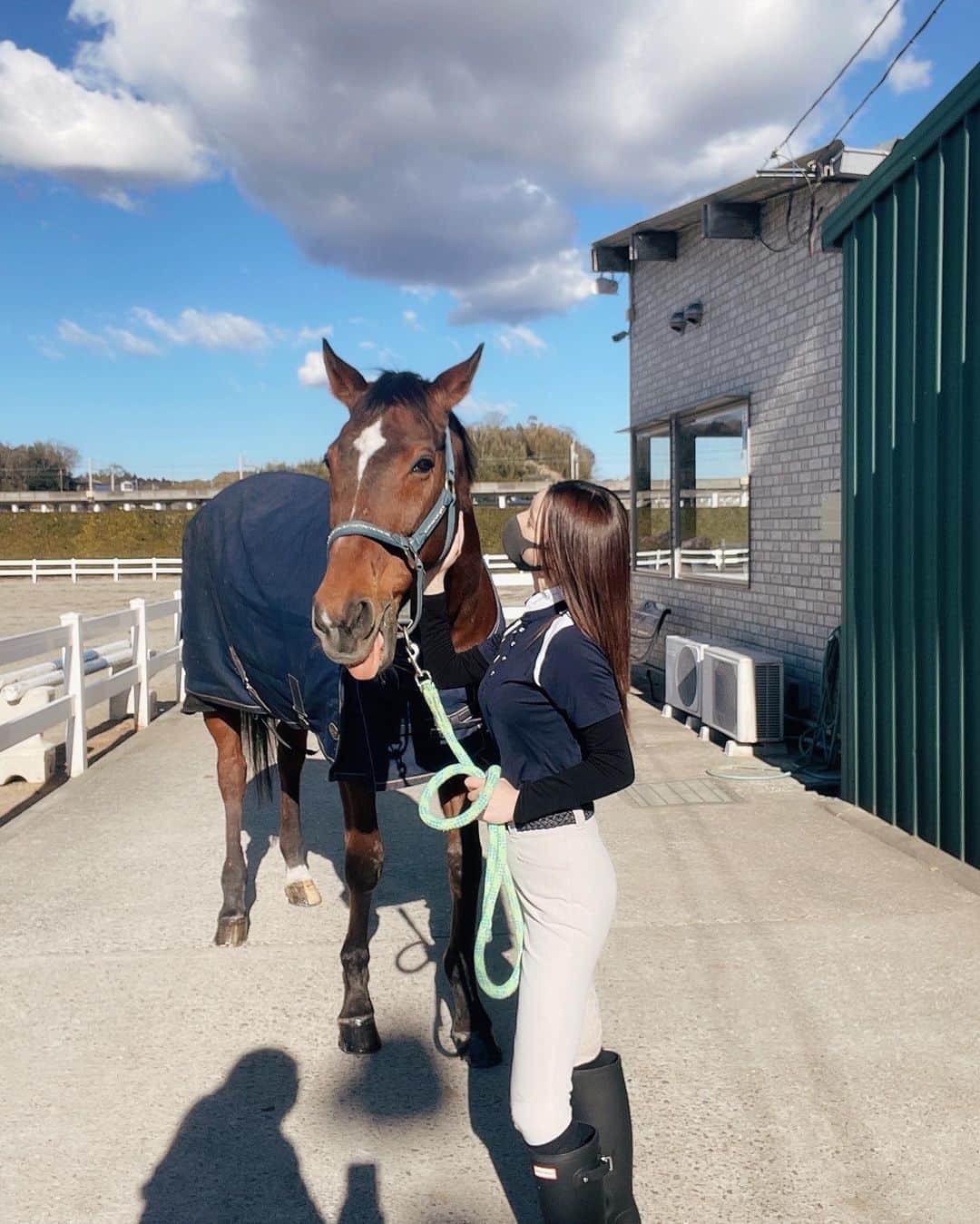 ダレノガレ明美さんのインスタグラム写真 - (ダレノガレ明美Instagram)「乗馬🐴 障害の練習の後、 久しぶりにグランツにも乗りました☺️ 1番最初に乗った子なので 私からしたら凄く特別な子なんです🌸  #乗馬  #horse」2月19日 14時12分 - darenogare.akemi