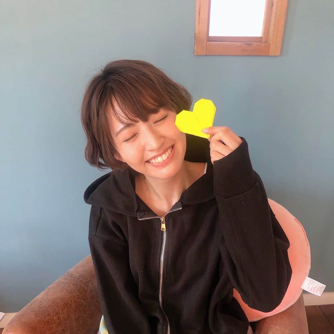 水谷彩咲のインスタグラム：「. ⁡ お知らせです🎬 ⁡ ⁡ いよいよ「おいハンサム‼︎」も 後半に差し掛かってきました！ ⁡ 本日放送の第7話、 ちらっと映るかもです👀💛 ⁡ 2/19 23:40〜 ハンサムな世界、どうぞお楽しみ下さい！ ⁡ https://www.tokai-tv.com/oihandsome/ ⁡ ⁡ ⁡ 事務所公式Instagram( @omnia_manager ) にも載せて頂いた写真📸 ⁡ 先日の撮影にて マネージャーさんが作ってくださった 黄色いハートの折り紙と共に💛 ⁡ ⁡ ⁡ #おいハンサム #ドラマ #土ドラ #東海テレビ #フジテレビ」