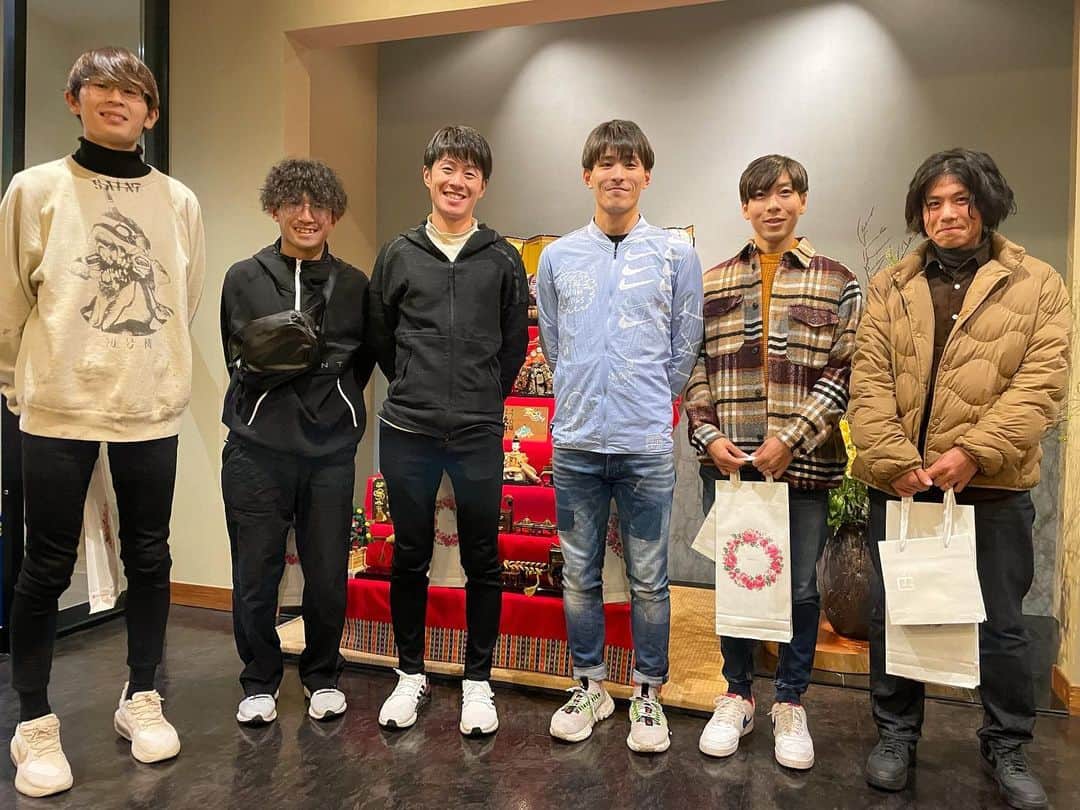 服部勇馬のインスタグラム：「東京マラソンを控えるメンバーと合宿。  今日の練習はマルちゃんと。 2月から新加入のオールドルーキー、良いキャラしてます。  #marathon #training #amami  #maru #まるちゃん #nike」