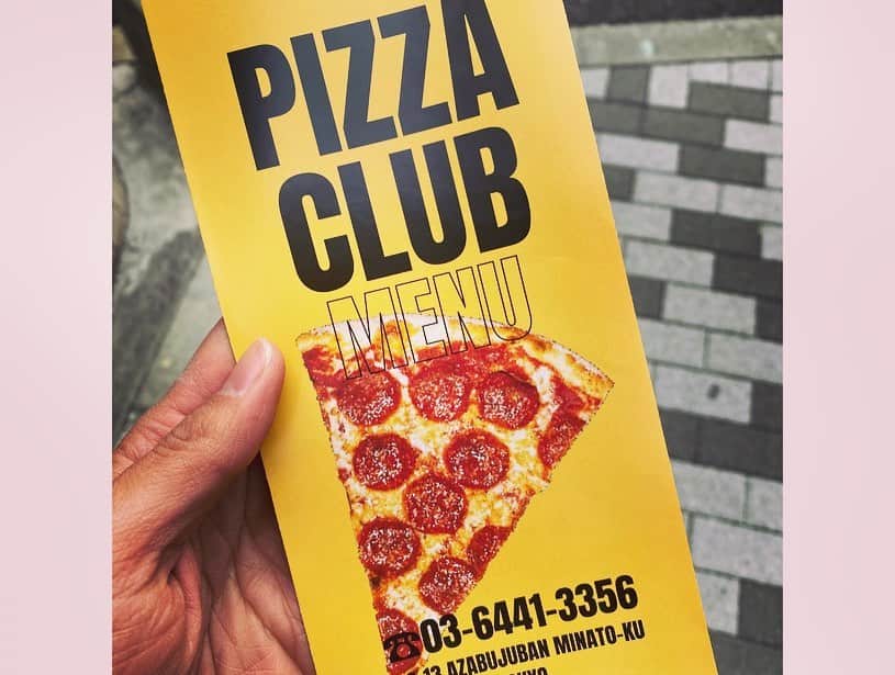 長田成哉さんのインスタグラム写真 - (長田成哉Instagram)「整体行く前にちょっと時間あって付近を ブラッとしてたら めっちゃ好きな雰囲気のピザのお店発見して気づいたらペパロニのピザ注文してた。笑」2月19日 15時21分 - seiyaosada