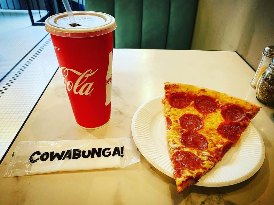 長田成哉さんのインスタグラム写真 - (長田成哉Instagram)「整体行く前にちょっと時間あって付近を ブラッとしてたら めっちゃ好きな雰囲気のピザのお店発見して気づいたらペパロニのピザ注文してた。笑」2月19日 15時21分 - seiyaosada