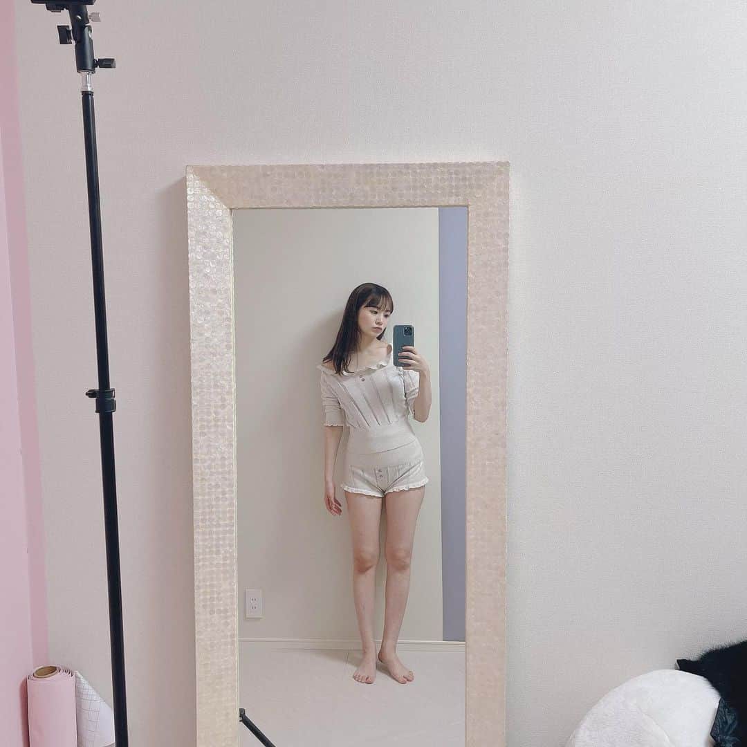 浜田翔子さんのインスタグラム写真 - (浜田翔子Instagram)「よく体重の変化など聞かれるので。。 自分のお腹の記録として載せておこう👶  前回の投稿は 産後12日まで載せてたのですが その時の体重（産後10日退院後→1ヶ月半） 48kgから46kgになってました！ 臨月の最大からだと-8.4kgでした。😲  母乳なので ダイエットを意識してるわけでなく、、しっかり食べ（特に甘いものも好きになってきてる。） 運動もあまりしてないので💦 （日常がエクササイズになってる気もするが） このくらいでもう落ちないかな。  産後1ヶ月は母がいてくれたから お風呂もゆっくり入れてたのだけど 今はゆっくりも浸かれなくなりました💦 （お風呂って痩せやすいのかもしれない）  妊婦前は体重計測るの苦手で 鏡の見た目で判断してたのですが、 今はやっぱり見た目は、 お腹がたるんでたりはしてます。（帝王切開で腹筋ないし。） 正中線もがっつり入ってます。  そんな感じで 最後の写真は、わかりやすい妊婦アプリの体重。これでメモしてたから46週になってます。  ベビーは👶5.5kgになったので すくすく育っててあっという間に 産まれてきた体重の倍になっております。🥰👏  予防接種がこれからたくさん待っている！  #産後のお腹 #産後ダイエット」2月19日 15時25分 - shoko_hamada