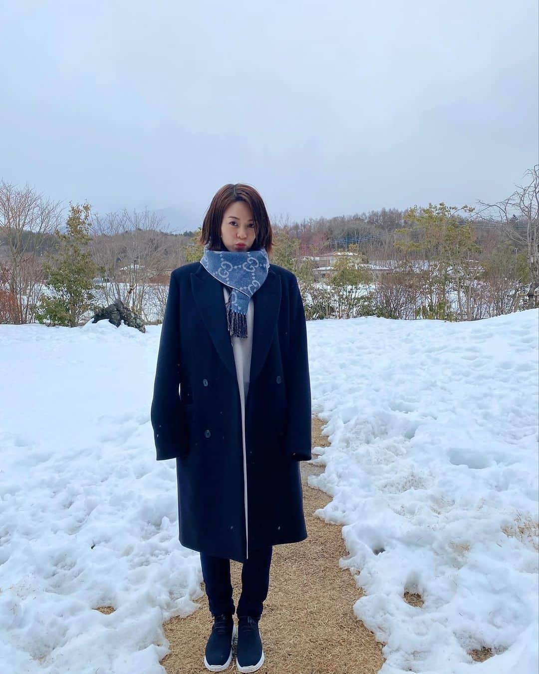 伴杏里さんのインスタグラム写真 - (伴杏里Instagram)「☃️❄️ 雪景色も好き🖤🤍 さむさむ🗻💕💕  #snowday  #winter #pic #ootd ϵ( 'Θ' )϶ @therow  @therowcollection  @gucci  @miumiu」2月19日 16時31分 - anri.ban