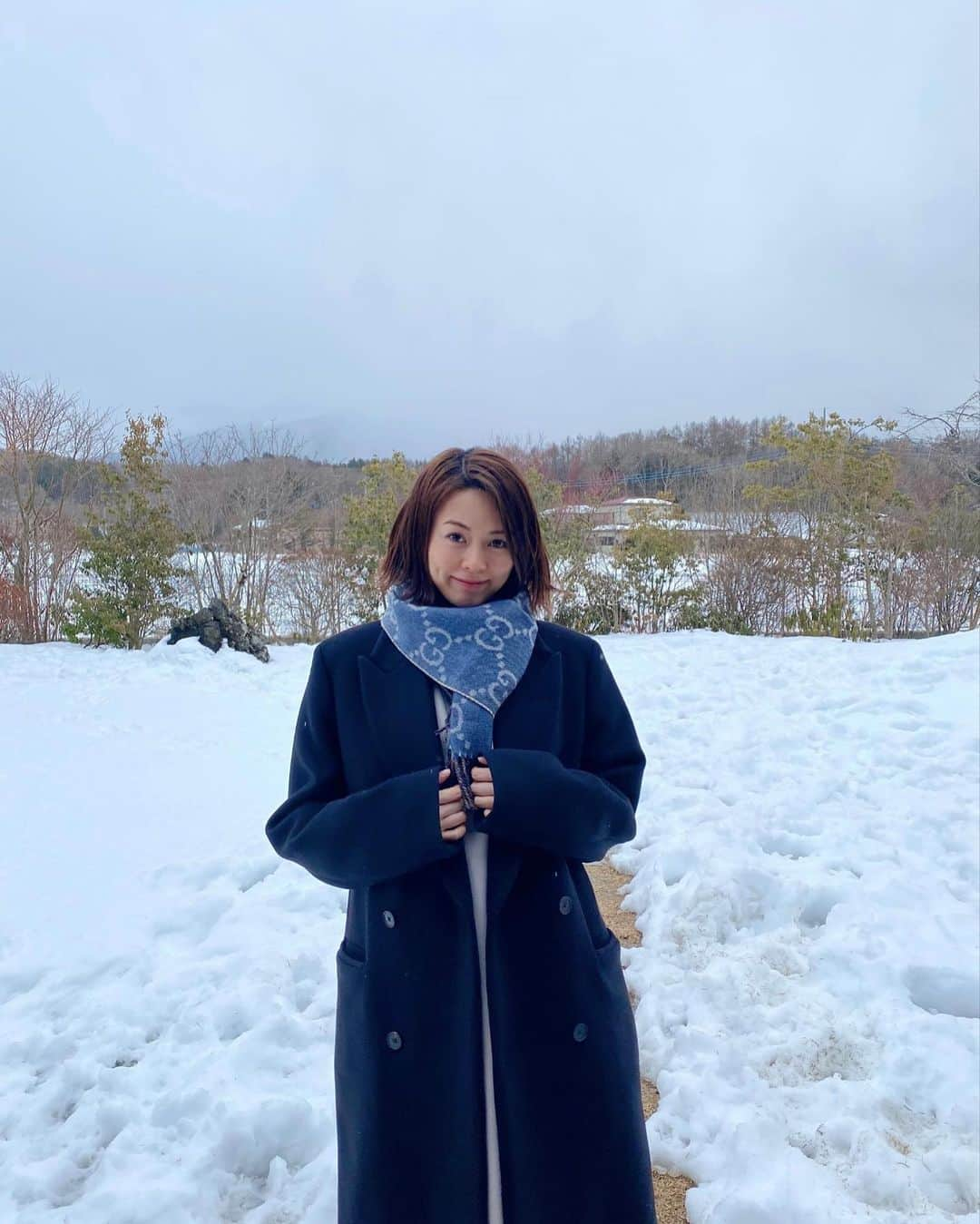 伴杏里のインスタグラム：「☃️❄️ 雪景色も好き🖤🤍 さむさむ🗻💕💕  #snowday  #winter #pic #ootd ϵ( 'Θ' )϶ @therow  @therowcollection  @gucci  @miumiu」