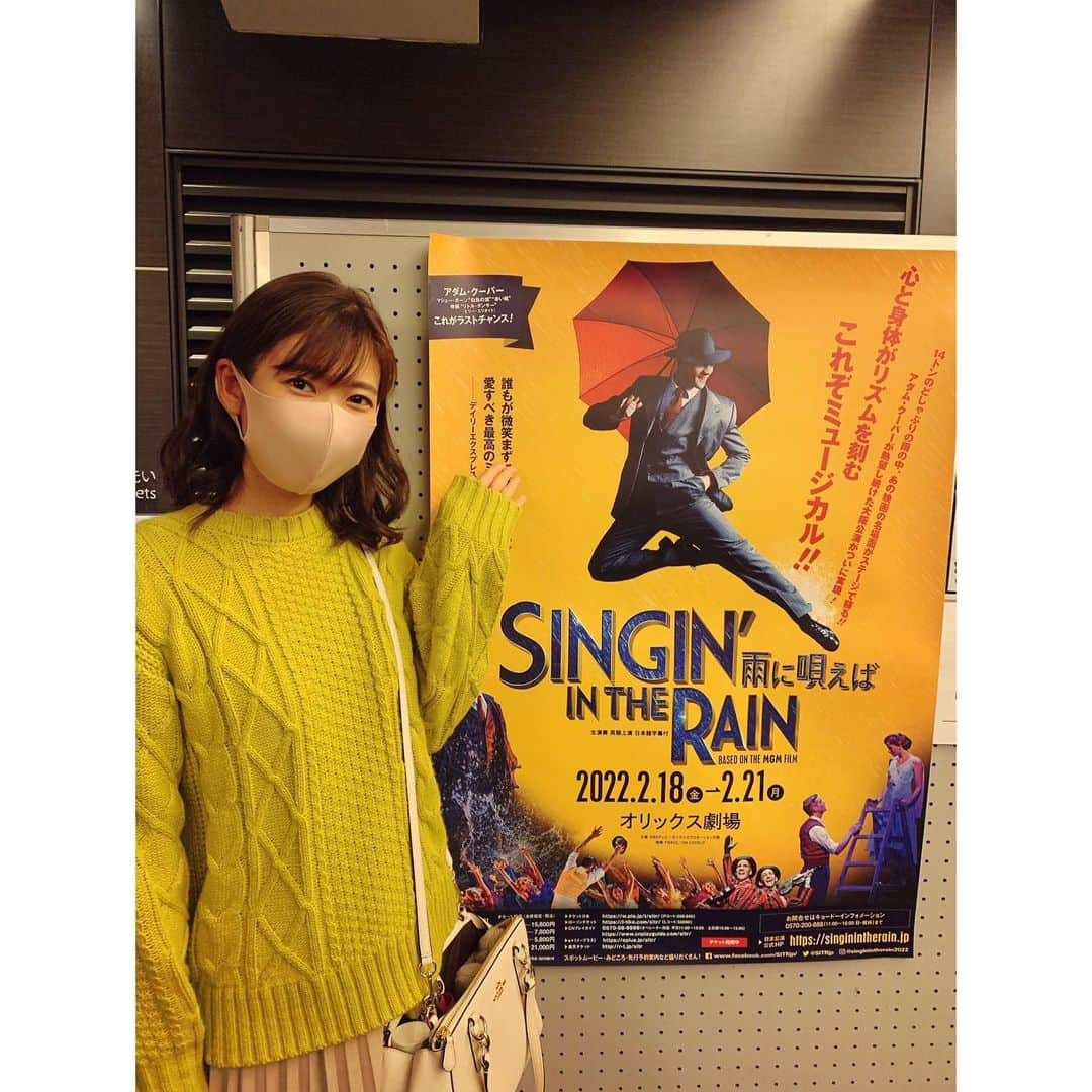 玉巻映美のインスタグラム：「. 『SINGIN‘ IN THE RAIN 雨に唄えば』 観に行ってきました！！☂️☂️ ⁡ 14トンの雨が降る演出！大迫力でした！！！ バシャバシャと水しぶきをあげながら 踊るアダムクーパー、 めちゃくちゃ格好良かったです。 歌もダンスも生演奏も最高に楽しくて、 感無量。胸いっぱいです🙏 一生忘れられないミュージカルになりました☺️  ※ラストの曲は写真撮影可でした！ #雨に唄えば #雨に唄えばミュージカル #アダムクーパー #singingintherain」