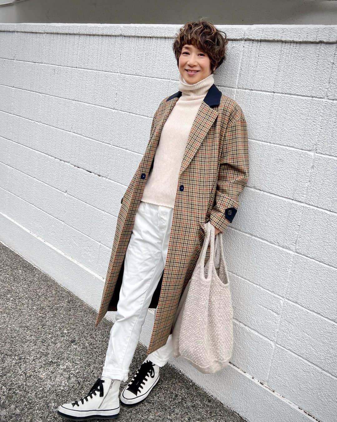 黒田知永子のインスタグラム：「. 今日は黒じゃない服が着たいなぁ〜と思ってこんな感じになりました。たまにそんな日も…☺︎  #白デニム ｻｲｽﾞ1 〈4月ごろ再販予定です〉 #yunahica_chieko  #黒田知永子 #chiekokuroda」