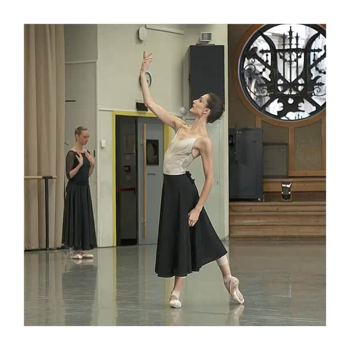 ドロテ・ジルベールのインスタグラム：「@dorotheegilbert rehearsing 'la bayadère' 💛 ⁣⁣⁣⁣⁣⁣⁣⁣⁣⁣⁣ #ballet #dança #dance #balletdancer #balletpost #balletworld #classicalballet #balletclub #balletpost #balletinspiration #balletaddiction #balletlife #balletsoul #instaballet #vintageballet #balletvintage #ballethistory #parisoperaballet #balletoperadeparis #operadeparis #balletclass #ecolededansedeloperadeparis #ecolededanse #dorotheegilbert」