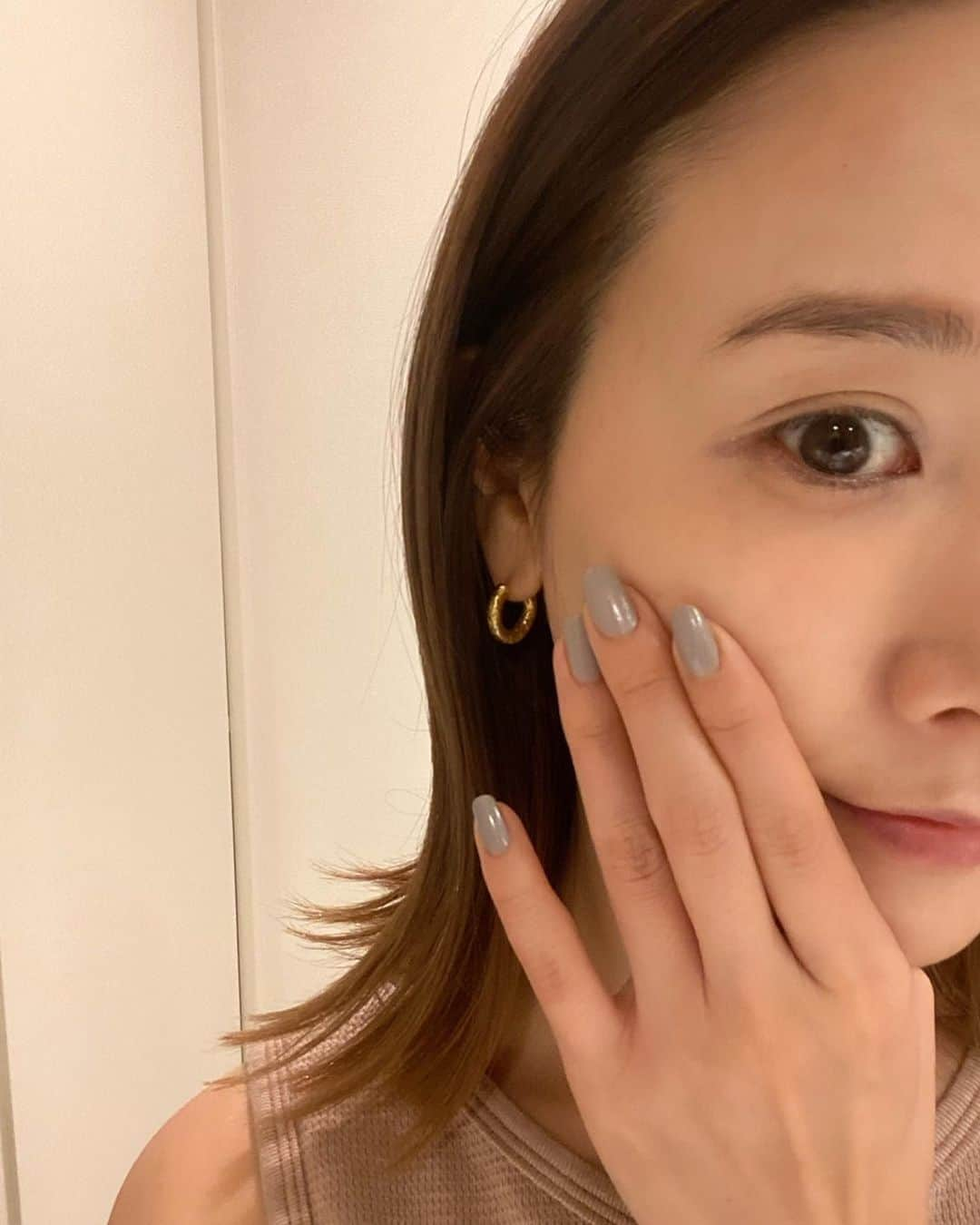 田中里奈さんのインスタグラム写真 - (田中里奈Instagram)「目もとケアで最近使ってみて良かったものメモ。  ✔︎クラランス／ダブルセーラム アイ  私の信頼する美容マニアの友達もお気に入りの、クラランス @clarinsjp  のダブルセーラムシリーズの目もと用美容液✨ いいって話をよく聞くと思ってたら、2021年下半期のベスコスも多数受賞してる模様。  ワンプッシュで、水溶性と油溶性成分、異なる二つのテクスチャーが出てきて、混ぜ合わせて使うスタイル。 想像よりも軽いテクスチャーで、すっと馴染んで、奥からハリを与えてくれる感じ。 公式なおすすめでは、目の下、目の上、眉間とプッシュしていくのですが、眉間もいけるなら、と私は気になるおでこのシワにもプレスしてます。（中々いい感じ！！） これもいいから、ダブル セーラム EXのほうも使ってみたいな〜  あ、ちなみにクラランスの公式サイトで買うと、購入特典として、クラランス製品サンプルの中から好きなサンプル３種が選べます🧡 私は気になってたネック＆デコルテの保湿クリームとか選んでみたよ。 気になってた方、この機会に是非是非。  #ダブルセーラム #clarins_partner #クラランス #clarins #目元用美容液 #スキンケア #たなかメモ」2月19日 19時59分 - tanakaofficial