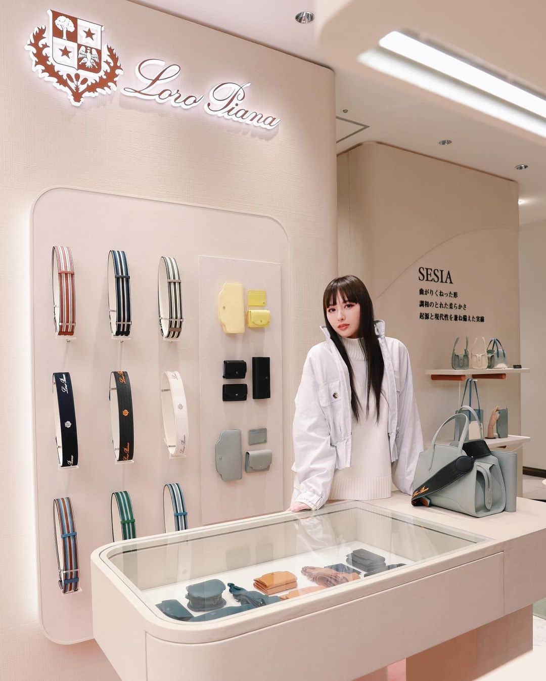 鈴木えみさんのインスタグラム写真 - (鈴木えみInstagram)「@loropianaofficial ロロ・ピアーナが「セージア・バッグ」のポップアップを3月1日まで伊勢丹新宿店にて開催中。 2022春夏コレクションの新色に加え、日本限定カラーや新しいデザインも登場💫 ㅤㅤㅤ 私が持っているのは「セージア・マイクロ」のスターリーサファイアという色です💙 小さいけど意外と物が入って、肩がけもできるバッグって大好き😆 ㅤㅤㅤ #LoroPianaSesiaBag #SomewhereInLoroPiana」2月19日 20時00分 - emisuzuki_official
