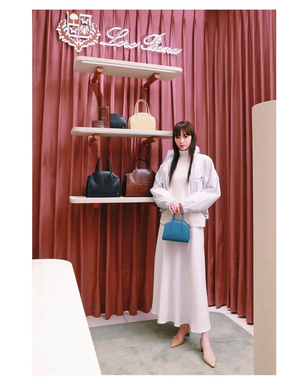 鈴木えみさんのインスタグラム写真 - (鈴木えみInstagram)「@loropianaofficial ロロ・ピアーナが「セージア・バッグ」のポップアップを3月1日まで伊勢丹新宿店にて開催中。 2022春夏コレクションの新色に加え、日本限定カラーや新しいデザインも登場💫 ㅤㅤㅤ 私が持っているのは「セージア・マイクロ」のスターリーサファイアという色です💙 小さいけど意外と物が入って、肩がけもできるバッグって大好き😆 ㅤㅤㅤ #LoroPianaSesiaBag #SomewhereInLoroPiana」2月19日 20時00分 - emisuzuki_official