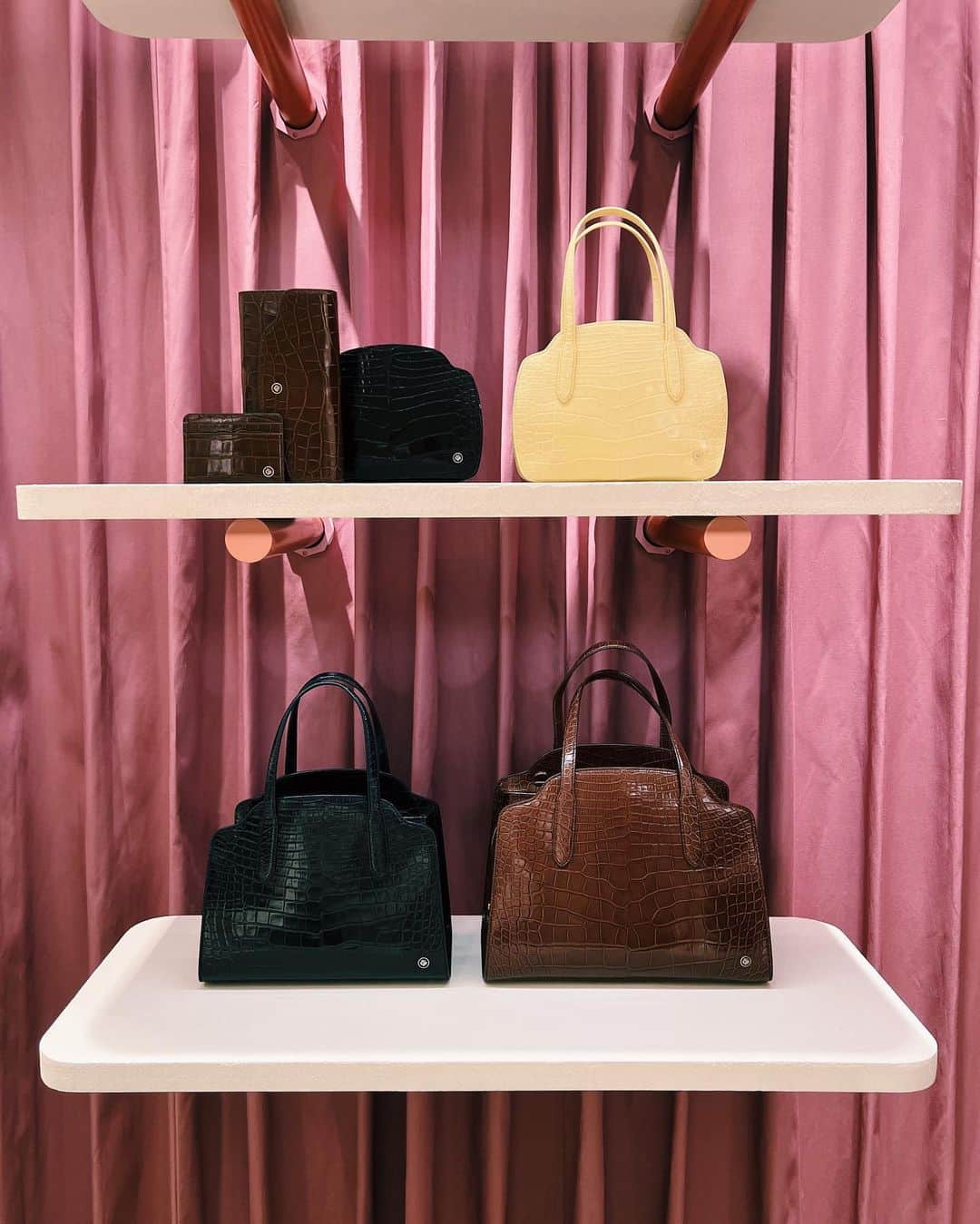 鈴木えみさんのインスタグラム写真 - (鈴木えみInstagram)「@loropianaofficial ロロ・ピアーナが「セージア・バッグ」のポップアップを3月1日まで伊勢丹新宿店にて開催中。 2022春夏コレクションの新色に加え、日本限定カラーや新しいデザインも登場💫 ㅤㅤㅤ 私が持っているのは「セージア・マイクロ」のスターリーサファイアという色です💙 小さいけど意外と物が入って、肩がけもできるバッグって大好き😆 ㅤㅤㅤ #LoroPianaSesiaBag #SomewhereInLoroPiana」2月19日 20時00分 - emisuzuki_official