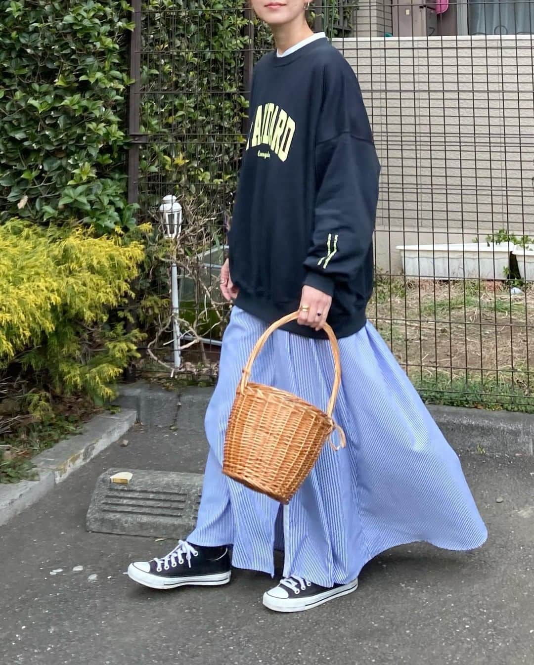 MINEさんのインスタグラム写真 - (MINEInstagram)「【明日のコーデの参考になったら、コメント欄に♡をください！】  気温が低い日でも春コーデに仕上げたいならシャツレイヤードコーデがおすすめ👚  トレーナーやカーディガン、薄手のニットに 春っぽいアイテムのシャツを仕込むだけで季節感のあるオシャレな雰囲気に！  おしゃれさんのレイヤードコーデを参考にしながらぜひ取り入れてみて💛🍊  ＼素敵なお写真ありがとうございます🐥／ @say011 さん @miroom6101 さん  @k664r さん @amoria______  さん @ybtn_1024  さん @ue_004  さん @000r0431  さん  #シャツワンピース #uniqlo #低身長コーデ #韓国スタイル #韓国コーデ #パステル #韓国通販 #シンプルコーデ #シンプルが好き #ファッション #followｍe #instagood #ピンクコーデ #シャツコーデ #カラーシャツ #着回しコーデ #プチプラコーデ #スウェットコーテ #淡色コーデ #大人カジュアル #韓国ファッション #韓国っぽ #ユニクロコーデ #ユニクロユー #スウェットパンツ #クルーエル女子 #ストライプシャツ #ストライプシャツコーデ #ジャーマントレーナー」2月19日 20時00分 - mineby3m