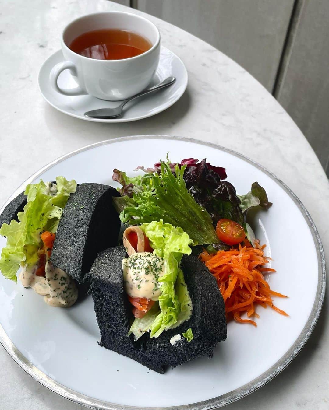 Manaさんのインスタグラム写真 - (ManaInstagram)「🌿𝑪𝑼𝑷𝑷𝑨(カッパー) お洒落なテラス席があってお気に入りのお店のひとつ . . ランチタイムもティータイムも大好き☕️💕 . 今日いただいたのは ⌘スモークサーモンとクリームチーズのサンドイッチ ⌘韓国風のミートライス . . そしてドリンクのおすすめは ⌘ホワイトジャスミン . . 美味しくてリピしがちです☺️✨ . . . . #cuppa #terracecafe #カッパー #カフェ好き #お洒落カフェ #カフェ巡り #テラス席 #テラスランチ #名古屋カフェ #名古屋ランチ #矢場町カフェ #矢場町ランチ #愛知カフェ #サンドイッチ #ぽかぽか #もうすぐ春」2月19日 20時00分 - mana.tcy