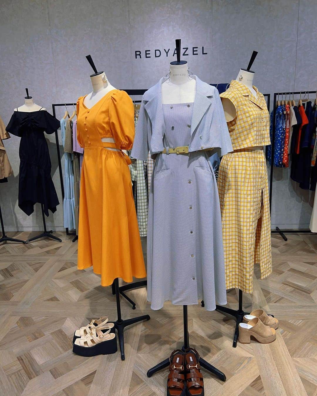 日下部美愛のインスタグラム：「この前REDYAZELの展示会に行ってきました🤍 可愛いセットアップとワンビースをオーダーしました 夏は嫌いだけどオーダーしたお洋服着られるのは楽しみだなあ 早く着たい！！  #burnedestrose  #展示会 #2022ss #2022sscollection  #ss展示会 #春夏コレクション #redyazel #willselection #swingle #andcouture #ファッション #コーデ #fashion #code」