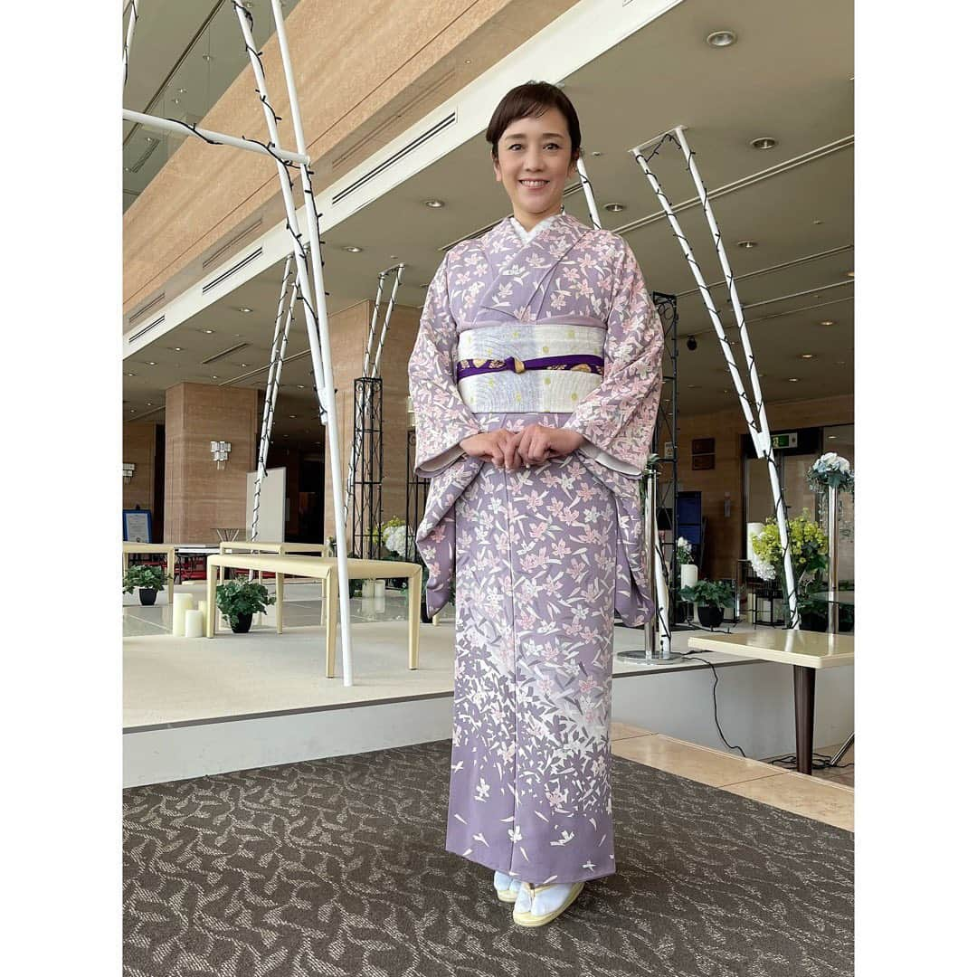 西田ひかるさんのインスタグラム写真 - (西田ひかるInstagram)「.  岩手県北上市で、呉服の登美屋さんのイベントでお世話になりました。  会場では素敵なお着物をたくさん見る事ができて、仕事とは言え楽しい週末を過ごす事ができました！  桜の着物は「徹子の部屋」でも着た思い出のmy kimonoです！ このお着物を作ってくださった東京友禅作家の生駒暉夫さんは20代からお世話になっておりますが、桜の総柄の着物は中でも思い出深いものです！  会場ではたくさんの作家さんのお着物が展示されておりました。  写真のストライプ、ブラック、そしてハートと音符のお着物は見立てて頂いて、楽しんで着させて頂いたものです！  コロナ禍で着物を着る機会が少なくなってしまってますが、やっぱりお着物って良いものですね。  #お着物 #着物 #着物コーディネート #着物ヘアセット  #着付け #和柄  #たくさん #素敵 #デザイン #柄  #見ているだけでも楽しい  #呉服の登美屋 #イベント  #hikarunishida #西田ひかる」2月19日 20時27分 - hikaru_nishida.official