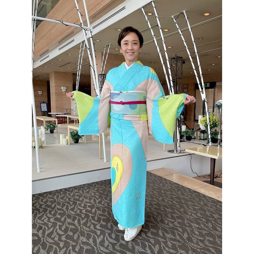 西田ひかるさんのインスタグラム写真 - (西田ひかるInstagram)「.  岩手県北上市で、呉服の登美屋さんのイベントでお世話になりました。  会場では素敵なお着物をたくさん見る事ができて、仕事とは言え楽しい週末を過ごす事ができました！  桜の着物は「徹子の部屋」でも着た思い出のmy kimonoです！ このお着物を作ってくださった東京友禅作家の生駒暉夫さんは20代からお世話になっておりますが、桜の総柄の着物は中でも思い出深いものです！  会場ではたくさんの作家さんのお着物が展示されておりました。  写真のストライプ、ブラック、そしてハートと音符のお着物は見立てて頂いて、楽しんで着させて頂いたものです！  コロナ禍で着物を着る機会が少なくなってしまってますが、やっぱりお着物って良いものですね。  #お着物 #着物 #着物コーディネート #着物ヘアセット  #着付け #和柄  #たくさん #素敵 #デザイン #柄  #見ているだけでも楽しい  #呉服の登美屋 #イベント  #hikarunishida #西田ひかる」2月19日 20時27分 - hikaru_nishida.official