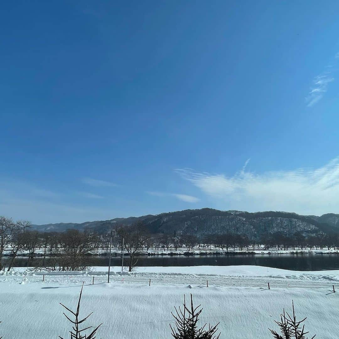 西田ひかるさんのインスタグラム写真 - (西田ひかるInstagram)「.  岩手県北上市で、呉服の登美屋さんのイベントでお世話になりました。  会場では素敵なお着物をたくさん見る事ができて、仕事とは言え楽しい週末を過ごす事ができました！  桜の着物は「徹子の部屋」でも着た思い出のmy kimonoです！ このお着物を作ってくださった東京友禅作家の生駒暉夫さんは20代からお世話になっておりますが、桜の総柄の着物は中でも思い出深いものです！  会場ではたくさんの作家さんのお着物が展示されておりました。  写真のストライプ、ブラック、そしてハートと音符のお着物は見立てて頂いて、楽しんで着させて頂いたものです！  コロナ禍で着物を着る機会が少なくなってしまってますが、やっぱりお着物って良いものですね。  #お着物 #着物 #着物コーディネート #着物ヘアセット  #着付け #和柄  #たくさん #素敵 #デザイン #柄  #見ているだけでも楽しい  #呉服の登美屋 #イベント  #hikarunishida #西田ひかる」2月19日 20時27分 - hikaru_nishida.official