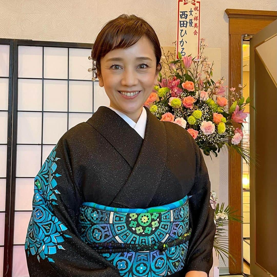 西田ひかるさんのインスタグラム写真 - (西田ひかるInstagram)「.  岩手県北上市で、呉服の登美屋さんのイベントでお世話になりました。  会場では素敵なお着物をたくさん見る事ができて、仕事とは言え楽しい週末を過ごす事ができました！  桜の着物は「徹子の部屋」でも着た思い出のmy kimonoです！ このお着物を作ってくださった東京友禅作家の生駒暉夫さんは20代からお世話になっておりますが、桜の総柄の着物は中でも思い出深いものです！  会場ではたくさんの作家さんのお着物が展示されておりました。  写真のストライプ、ブラック、そしてハートと音符のお着物は見立てて頂いて、楽しんで着させて頂いたものです！  コロナ禍で着物を着る機会が少なくなってしまってますが、やっぱりお着物って良いものですね。  #お着物 #着物 #着物コーディネート #着物ヘアセット  #着付け #和柄  #たくさん #素敵 #デザイン #柄  #見ているだけでも楽しい  #呉服の登美屋 #イベント  #hikarunishida #西田ひかる」2月19日 20時27分 - hikaru_nishida.official