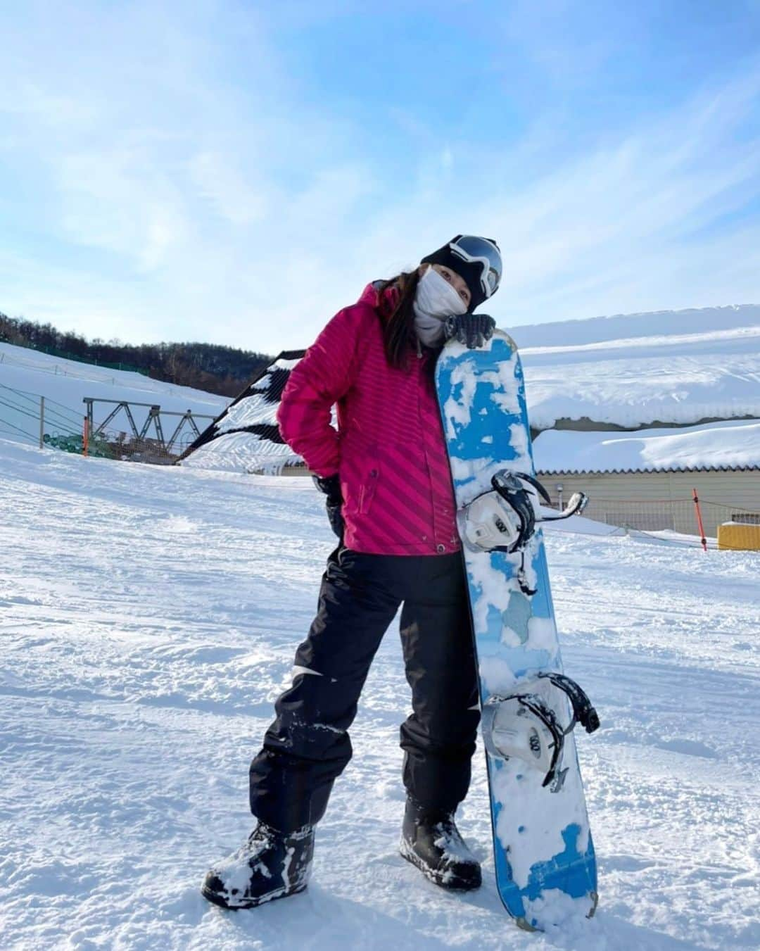 宮原華音さんのインスタグラム写真 - (宮原華音Instagram)「🏂🏂🏂  人生初スノボ🏂 まだ木の葉しかできないけど めちゃくちゃ楽しかった😊  全部レンタルだから 来年は自分のセットが欲しいな💕  #スノボ女子 #スノボ #スノーボード #スノーボードウェア #スノーボード初心者 #スノボ初心者 #スノボコーデ #全部雪のせいだ」2月19日 20時41分 - miyahara_kanon