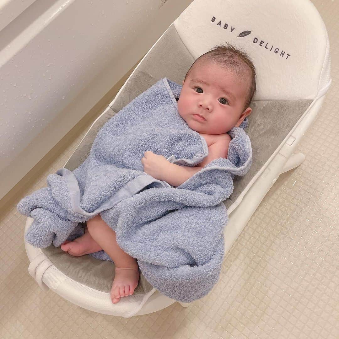 浜田翔子さんのインスタグラム写真 - (浜田翔子Instagram)「ワンオペおふろ問題。  最初おふろ中はご機嫌なんだけど （私も一緒におふろ中が1番幸せ✨） あがる時が大変で おふろは好きなのにあがる時は泣く、、  手順とおふろグッズ🧺 何がいいんだろう？って悩んでたのですが、 沢山教えていただきました！  １つ1つベビーグッズって高いし、 失敗したくない、、あまりデザインが好きなのが限られてる中で 私は これがお気に入りでした♡  スワドルアップで人気な　@lovetree  クッシーネストクラウド🧼 だとワンオペがかなり楽になりました！  手順も このグッズがない頃は 私がシャワーをまず浴びて （ドア開けながら） 洗面台でバウンサーなどで YouTubeで曲も流しつつ 待ってもらってたのですが、、  今はめちゃ楽✨ 一緒に入って シャワーしながらこれに寝かせておけば いい子してくれてます✨ （たまにシャワーかけてあげつつお尻のとこに少しの間お湯が溜まってくれる‼︎頭上からもシャワーしたらあたたかそう。🚿） このクッションが冷たくないとこも良さそうです。 あがる時もくるっとバスタオル巻いて寝かせておけば（2、3枚目）待ってくれてまず、ママが着替えれます✨  私はボディークリームや化粧水、歯磨きもできました（よくママは何もできないと聞くので💦）  ワンオペ育児大変な事もありますが、、 その時その時を少しでも楽に 楽しみつついたいですね🤍  #赤ちゃんお風呂 #沐浴 #ワンオペお風呂」2月19日 20時51分 - shoko_hamada