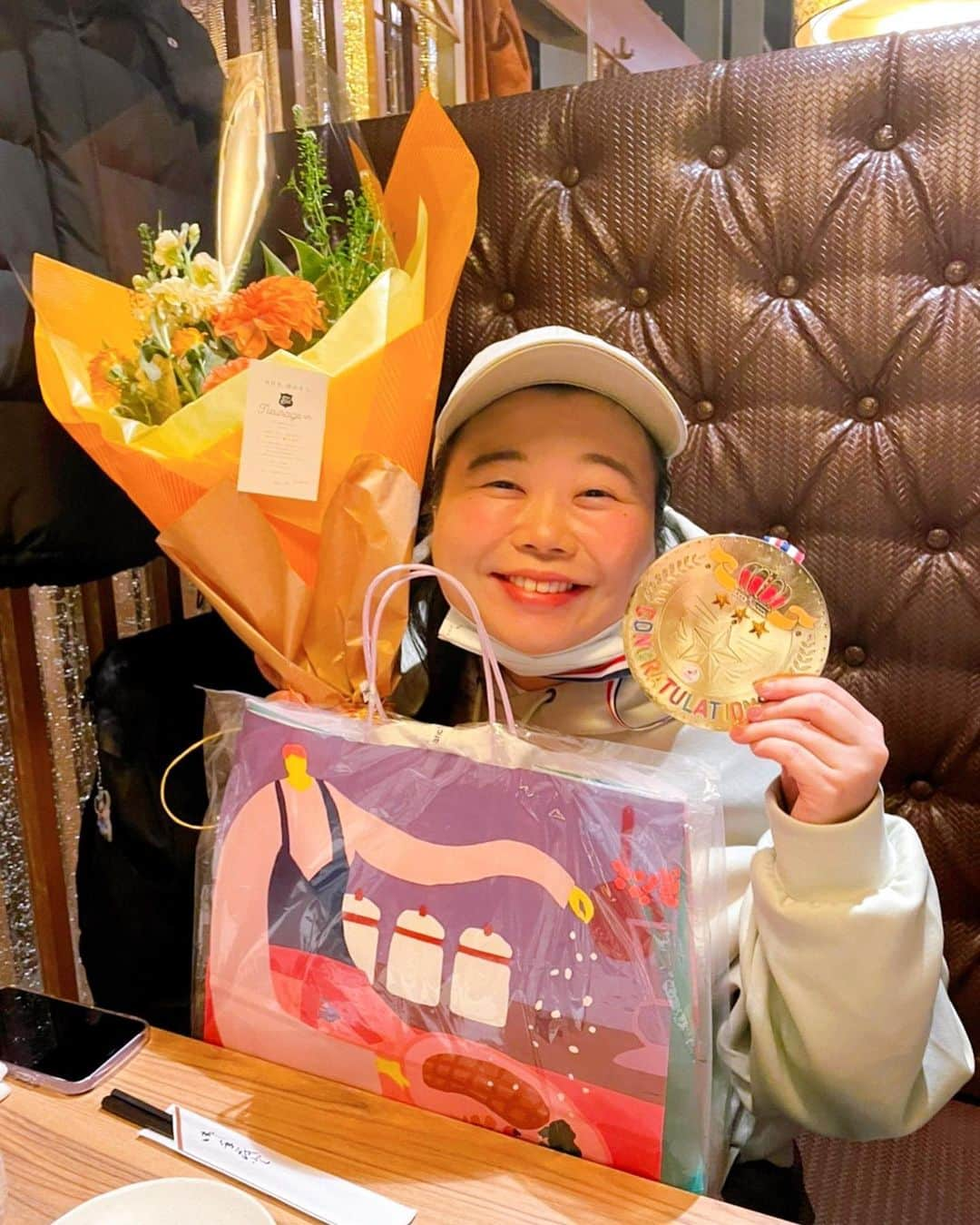 ゆめちゃんのインスタグラム：「ちょっと前に中学から仲良しなお友だちみんなが、、、🥺♥️♥️♥️♥️ 🌈おもしろ荘優勝おめでとう🌈の 会をひらいてくれました🥺😭💞🍰✨ 花束、プレゼント❣️ そして素敵な金メダル💛 みんな本当にありがとう！！！！ ※写真の時だけマスク外してます！🙇🏻‍♀️ . . 人生初の金メダル🥇🥰♥️ みんなの優しさにナミダー！！💃🏻 . . #中学 #同級生 #あの時から #クラスでなんかやったり #歌ったりして #騒がしくしてごめんね #いつも見守ってくれてたみんな #ありがとう #ずっと応援してくれてて #ありがとう #コロナ明けたら #みんなとたっぷり会いたいよ #いやん #恥ずかしいのでハッシュタグは #スルーしてちょ❤️  #ゆめちゃん #シカゴの女 #おもしろ荘 #ピン芸人 #人力舎 #親友しか勝たん」