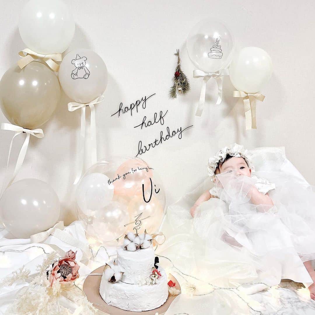 東なつ紀のインスタグラム：「happy half birthday♡  侑生が産まれて6ヶ月でした！ 早すぎる！ 出来る仕草も表情もどんどん増えてって 日に日に大好きが増していく♡  毎日が楽しいし可愛いし幸せいっぱい👶🏻♡ 生まれてきてくれて本当ありがとう◡̈❤︎  #ハーフバースデー  #happyhalfbirthday  #6ヶ月ベビー #🍼 #👶🏻 #バルーンアート  #6month  すでに懐かしい🤍」