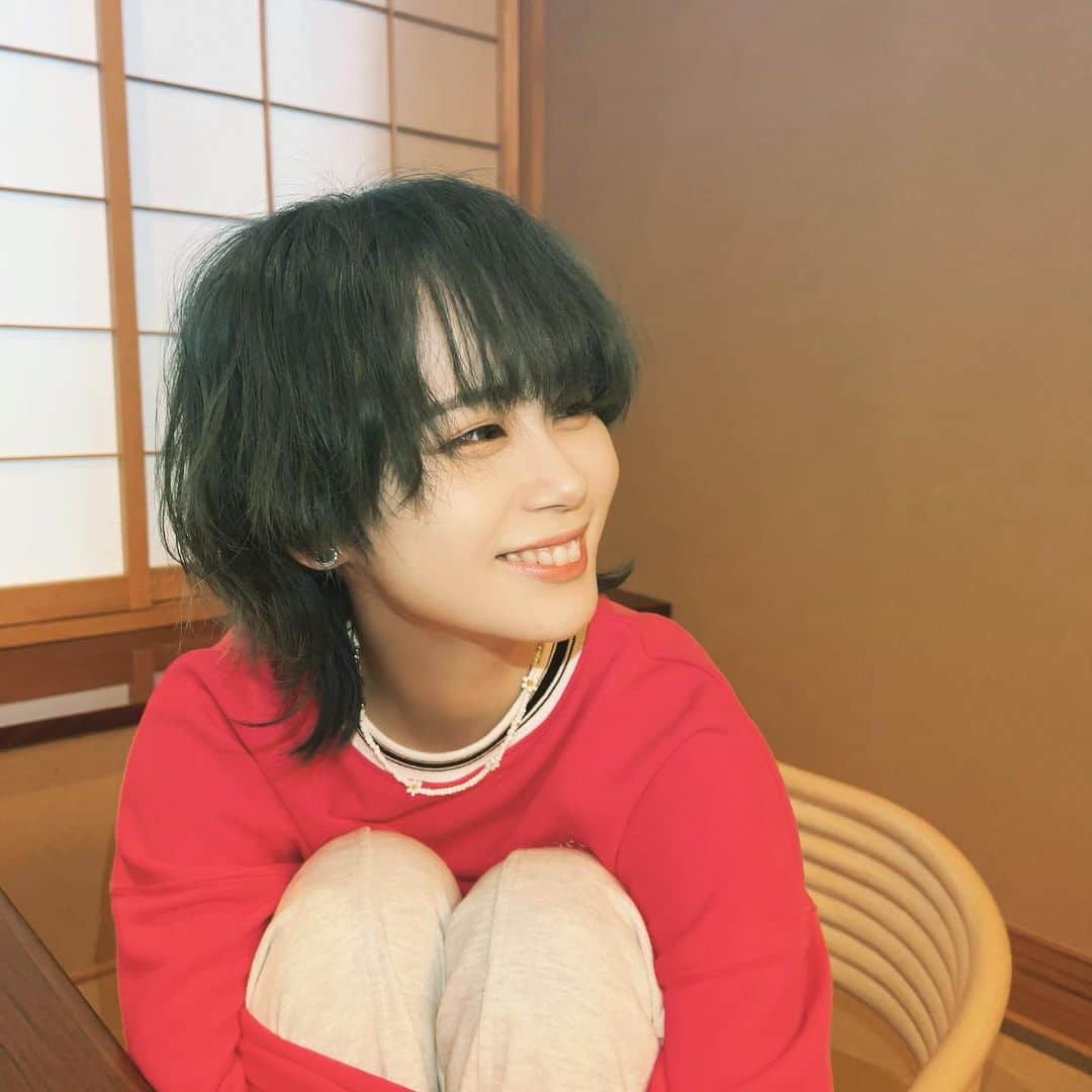 末吉咲子さんのインスタグラム写真 - (末吉咲子Instagram)「. . . やっと髪染めて切った🌝🫐 Hair by (@harixgigi )  (1年以上ぶりの投稿😜)  #マッシュウルフ #ネイビーカラー  #ショートウルフ #ブルーグレー　#ウルフヘア #ヘアカラー」2月19日 21時20分 - kiko_kiko920