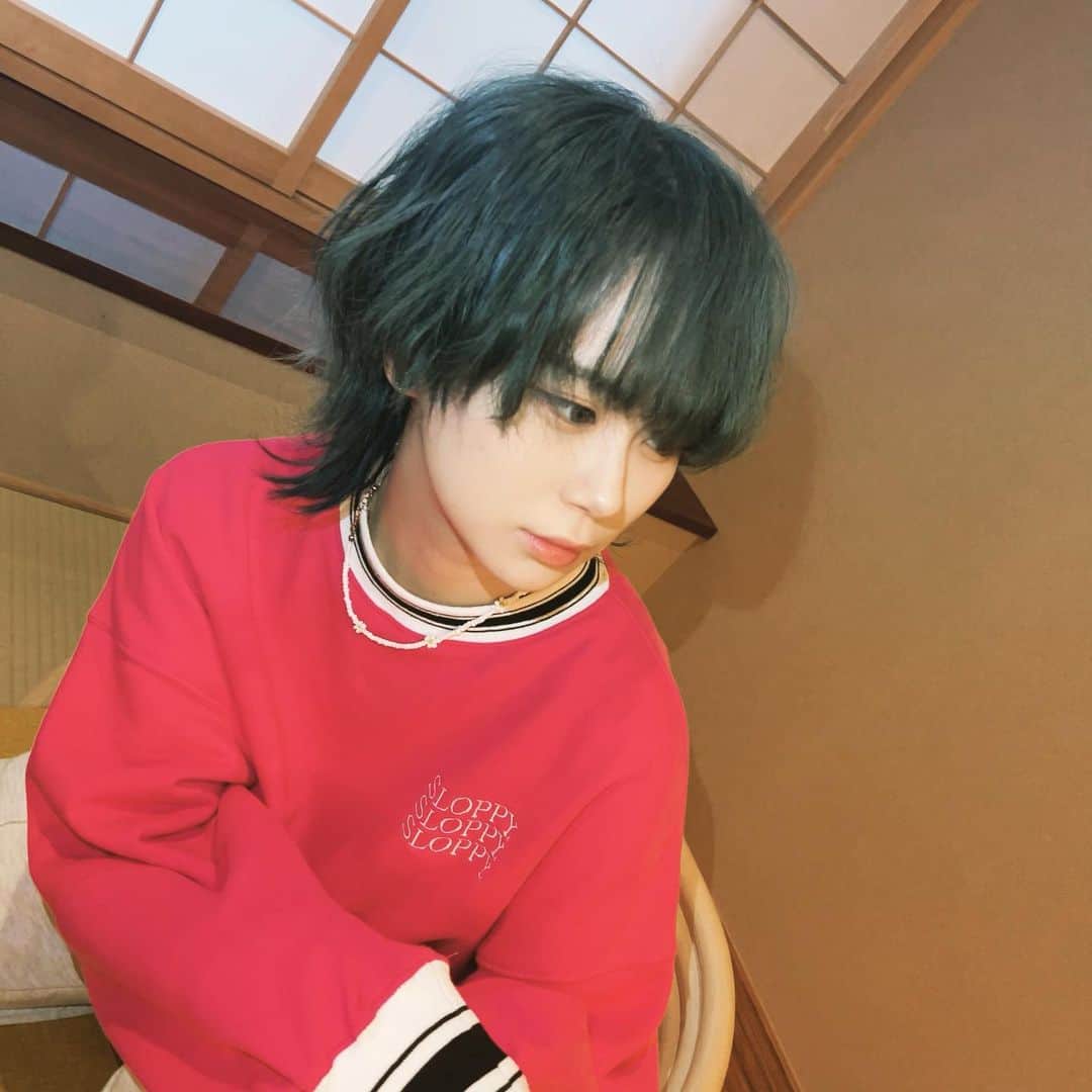 末吉咲子のインスタグラム：「. . . やっと髪染めて切った🌝🫐 Hair by (@harixgigi )  (1年以上ぶりの投稿😜)  #マッシュウルフ #ネイビーカラー  #ショートウルフ #ブルーグレー　#ウルフヘア #ヘアカラー」