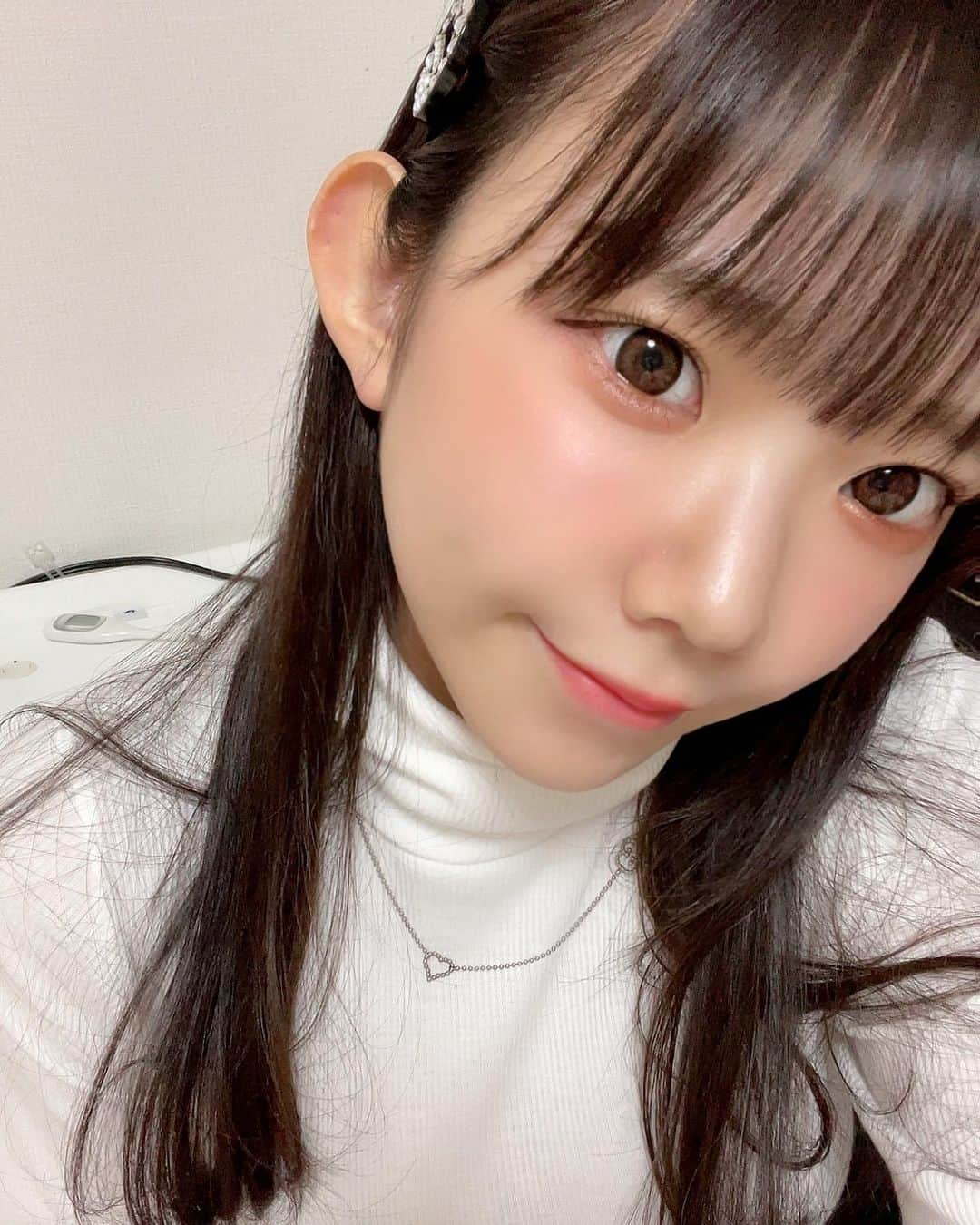 長澤茉里奈さんのインスタグラム写真 - (長澤茉里奈Instagram)「🍜 めっちゃお肌が生き返った施術 水玉リフティング✨ 施術直後から肌がもちもちすぎてびっくりしたんだけど 施術中も全く痛くなくて気持ちよくて最高すぎた😭❤️ 乾燥の時期だし自分の肌と向き合って、より綺麗な肌を目指して頑張ろうなり！！🙆‍♀️✨  #水玉リフティング#salonvary#小顔#恵比寿エステ#ブライダルエステ#広尾#ハーブピーリング#スキンケア#最新美容#遺伝子ハーブ#ニキビ#ニキビ跡#アンチエイジング#NMN #おすすめ美容 #おすすめエステ#グロッティ#脂肪溶解注射」2月19日 21時17分 - marinanagasawa1008