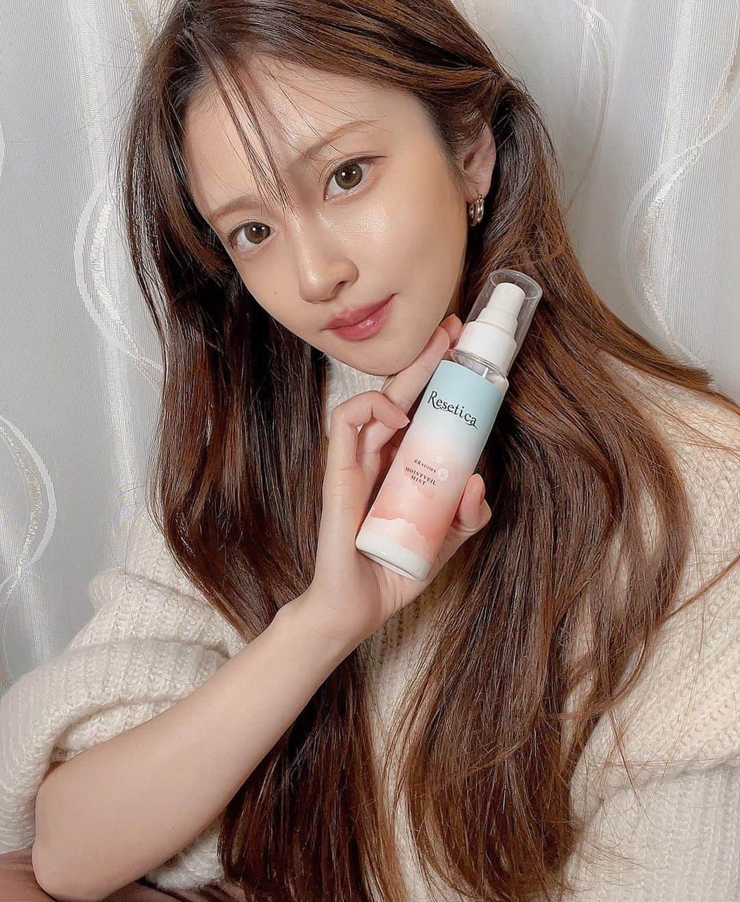 小澤美里のインスタグラム：「お気に入りのリセチカ💕 まさかのアンバサダーに🥲🤝✨ めちゃ使ってるから素直にうれしい。。  他には見かけないミルクタイプのミストなのはこの前も説明したのだけど🍼ほんとこれが肌をモチっとさせてくれるんですよ❗️（強め）  あと、持ち運びにも便利なサイズ感🐈👜 結構重要。マスクで負担がかかっているお肌にも外出中、お仕事中、シュッシュッと潤い補給出来るから、朝スキンケアしたもののマスクするし、蒸れるし、ダメージ受けるし、蒸れた上に乾燥するし、結局お肌ボロボロになっちゃうんですってって人にも適してるよ🤭💡🤍  ほんのりミルクっぽい香りがして気分がよい💕 マスク内もHappyで過ごせたらいいよね☺️😷✨  #リセチカ #resetica #マスク対策 #肌荒れ #ゆらぎ肌 #毛穴 #シカケア #cica #スキンケア #ナチュラルコスメ #ミスト #敏感肌 #保湿 #美容 #敏感肌スキンケア ＃シカ ＃毛穴ケア #PR #乾燥対策」