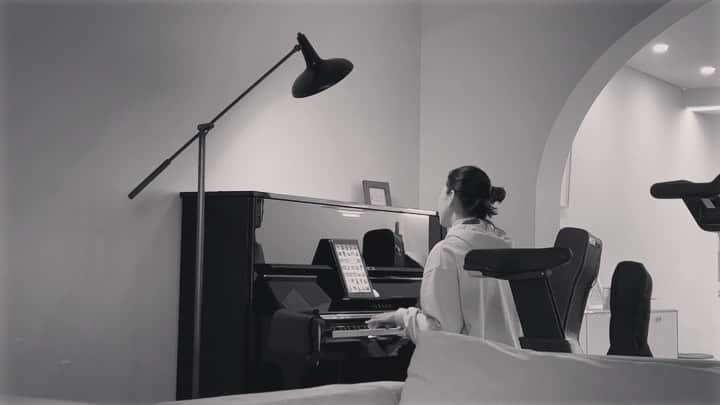 チャン・ユンジュのインスタグラム：「나도 피아노좀 치자. 😅🎹😂 오랜만에 널위해 만들었던 노래 부르잖니 ㅋ #리사 #LISA #내가젤좋아하는곡 #내가만든것중에  #2017년에나왔던제앨범이예요   Snowy Saturday.」
