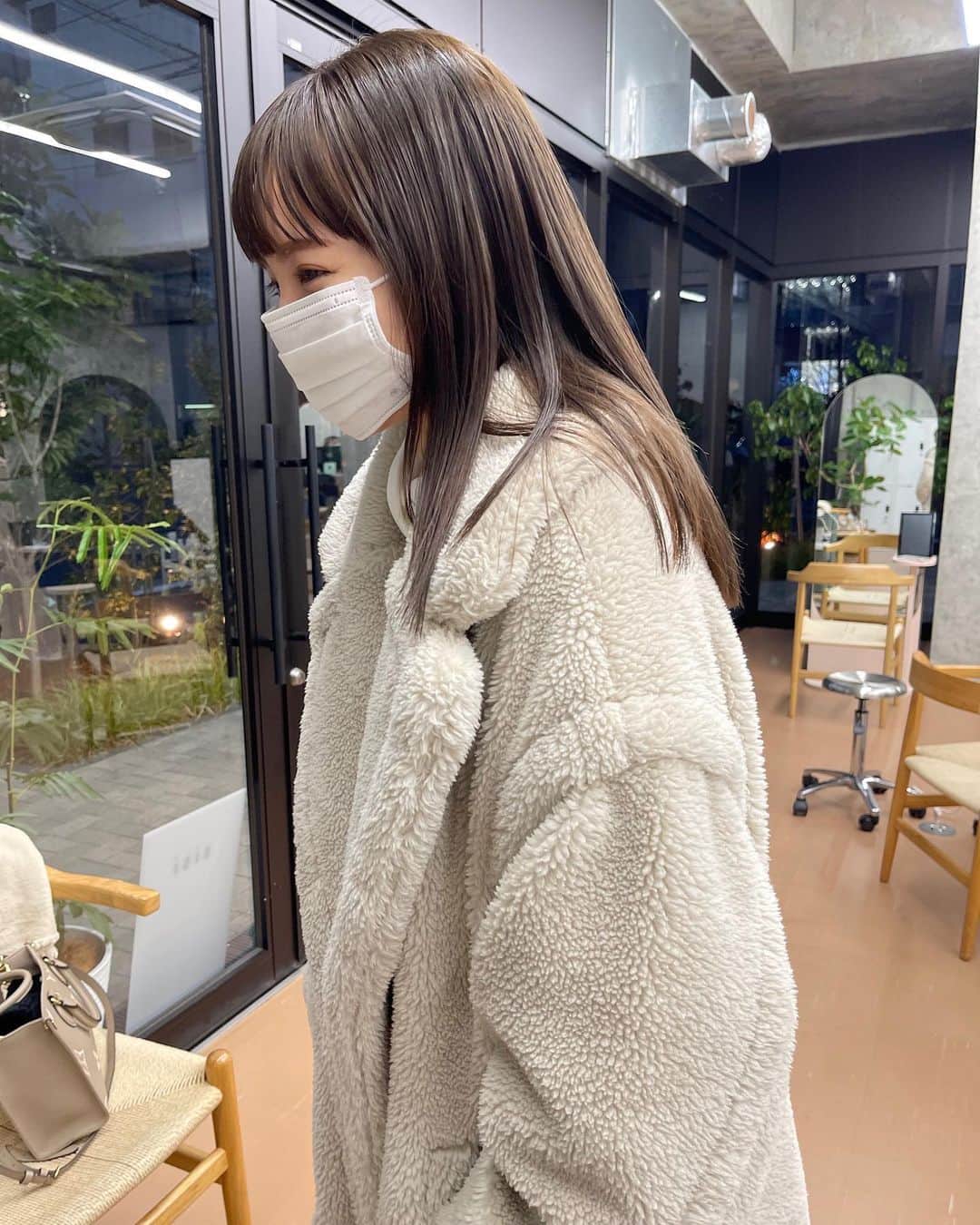 のインスタグラム：「. . 先日 @yanagihara_hiroki さんに カラーとトリートメントを お願いしました🌿  透明感！素敵な色味でお気に入り♡  周りからもカラー褒められる😌 いつもありがとうございます！！ . . #ミディアム #ミディアムヘア  #ヘアカラー #ヘアカラートレンド  #ヘアアレンジ #ヘアスタイル  #透明感カラー #アッシュ #グレージュ  #前髪カット #前髪 #ヘアカット #美容室  #表参道美容室 #渋谷美容室 #sisi #山根千佳」