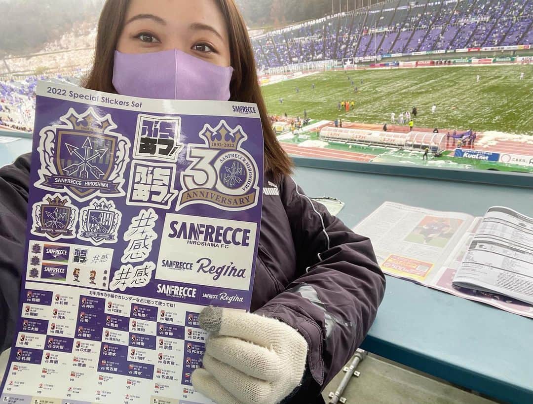 西口真央のインスタグラム：「サンフレッチェ地元開幕戦⚽️！！！ 朝から雪でぶちさむ🥶なエディオンスタジアムでしたが、ファミリーの”ぶちあつ” な声援（拍手）がスタジアムに響いていました！ 選手・ファミリーの皆さん今日は暖かくして体を労ってください😌 明日の元気丸23:25〜で吉田安孝さんと開幕戦の様子、お伝えします！！！  👗今日のコーデ ・ヒートテック×２ ・トレーナー ・スキニーonタイツ ・ダウン×２ ・手袋 ・ネックウォーマー ・カイロ×２ それでも寒かったです☃️ #サンフレッチェ広島 #サンフレ #地元開幕戦 #ぶちあつ #ぶちさむ #ぶち は広島弁でとても」
