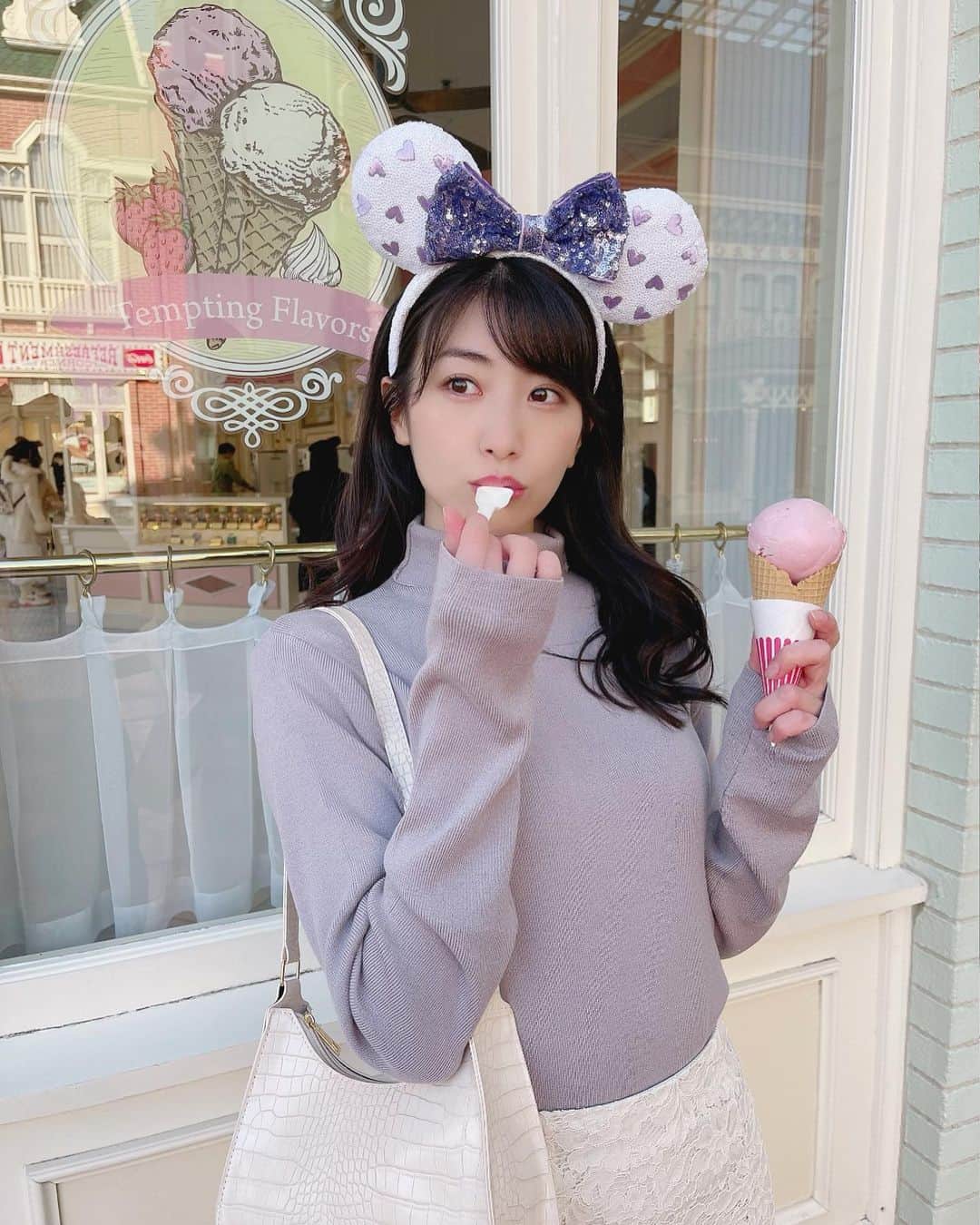 のインスタグラム：「新しく発売されたカチューシャ♡💜🤍 すぐに完売するのも納得の可愛さです…♡ . . アイスクリームコーンのお店の前がパステルカラーで可愛いのでフォトスポットにおすすめ🍦 普段あまりストロベリーのアイス食べないんだけど、久しぶりに食べたら美味しすぎました……！ #サダハルアオキ コラボのソフトクリームも美味しいのでおすすめ♥️ . . #disneyfood #disneyland #tokyodisneyland #tdl #tdr #tokyodisney #tokyodisneyresort #disneyears #disneygram #disneygramers #disneygrammers #ディズニーグラム #ディズニーフード #ディズニーコーデ #ディズニーランド #東京ディズニーランド #東京ディズニーリゾート #ディズニーカチューシャ #ディズニーバウンド #プチプラ #プチプラコーデ #grl #grl購入品 #grlコーデ #gu #gu購入品 #shein #shein購入品」