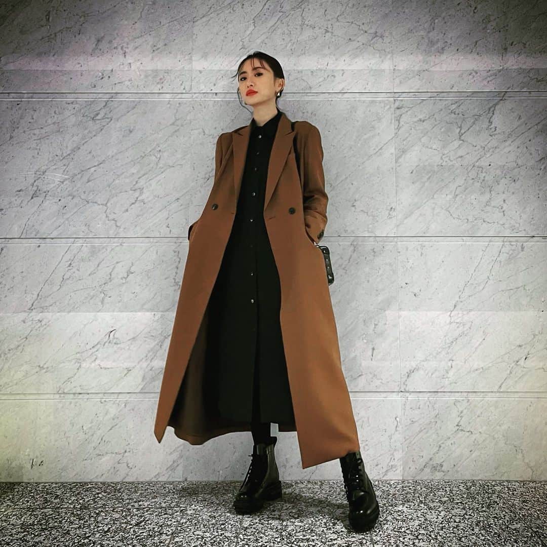 松本まりかのインスタグラム：「Love at first sight🧥  created by @ko_shibasaki  It's a beauty❤︎  COAT @mes_vacances_official @lestroisgraces_official  and my precious BAG @globe_trotter1897 ❤︎」