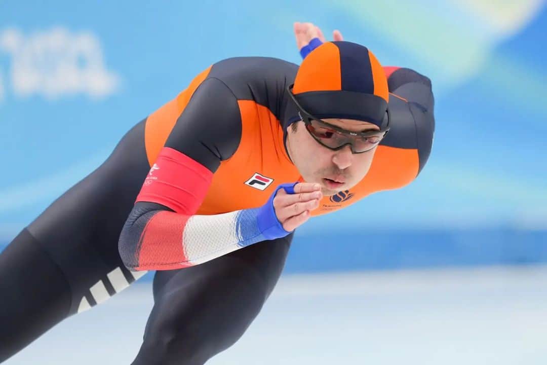 開フェルバイのインスタグラム：「Yesterday turned out different than I expected… A day that I worked hard for, for so many years. I had to make a last second decision and I have no regrets. Every race comes with different challenges and that makes sports beautiful, but at the same time hard.  Losing is also part of the journey and now it's time to bounce back.   I want to thank everyone for the warm support and congrats to the top 3, especially my bruv @_thomaskrol ❤️ My journey is not over yet, so up to the future🔥 #teamnl #olympics #Beijing2022」