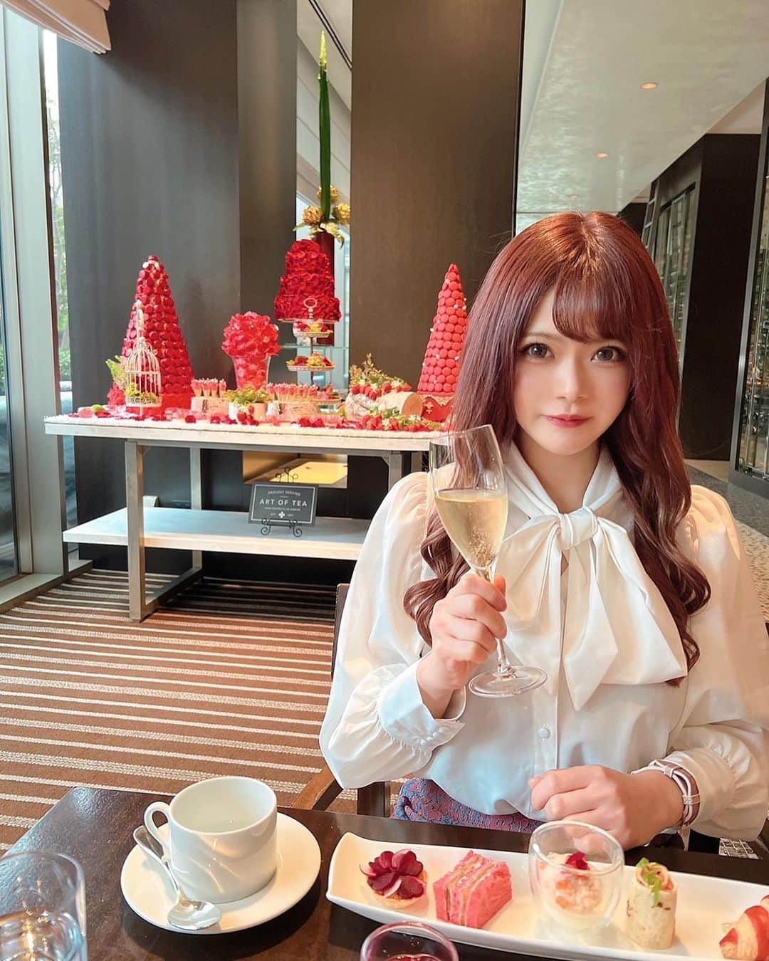 内田琴音のインスタグラム：「#グランドハイアット東京 の #いちごとバラのアフタヌーンティー 🍓💕 お友達に誕生日お祝いしてもらって幸せ🎂✨  #afternoontea #roppongi #birthday #birthdaypresent #birthdaygirl #strawberry #strawberrycake #rose #六本木 #アフタヌーンティー #ヌン活 #誕生日 #誕生日サプライズ #YOLO #fyp」