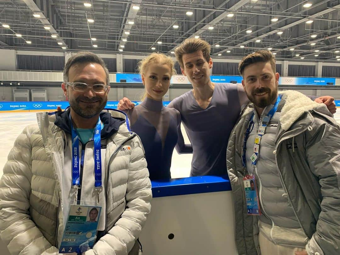 ニール・ブラウンさんのインスタグラム写真 - (ニール・ブラウンInstagram)「I think this pretty much sums up the whole experience.  Smiles all around 😁  Thank you Beijing for such an incredible time at the Olympics! Thanks to our wonderful teams @juuliaturkkila @matthiasversluis @paulyterr__ @deividaskizala you were inspiring and I’m SO proud of your accomplishments 🥰🥰. Thank you @mauriziothecap for being inspiring and driven it’s a pleasure to work by your side every day 😘 Two teams at the Olympics I still can’t quite believe it… 🇱🇹 🇫🇮」2月20日 1時28分 - neil_brown