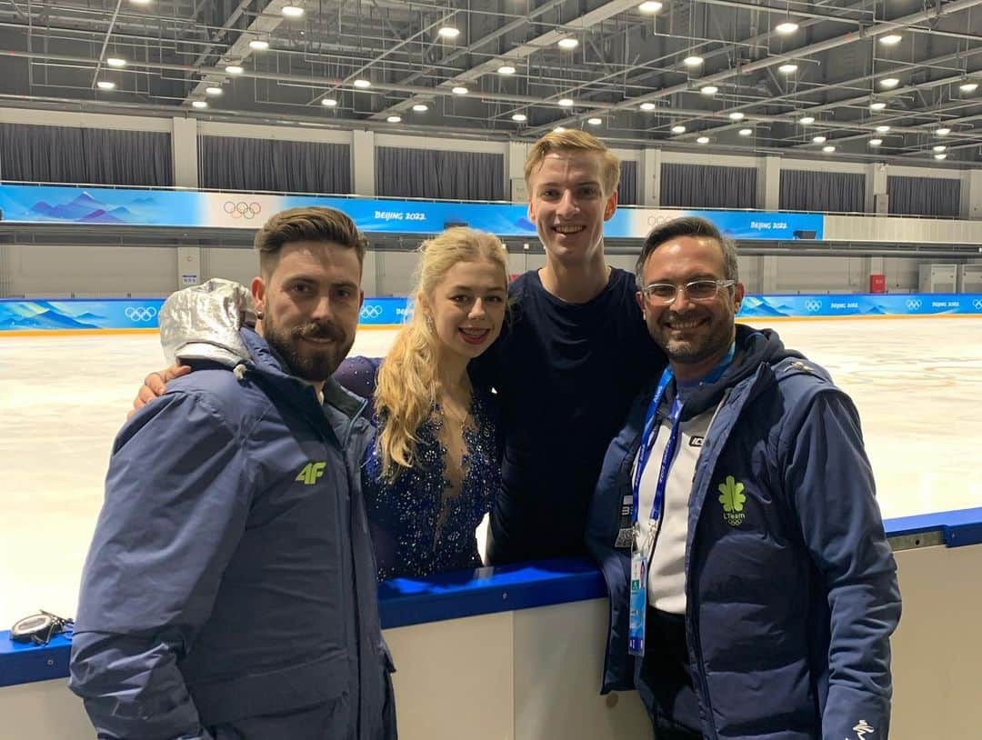 ニール・ブラウンさんのインスタグラム写真 - (ニール・ブラウンInstagram)「I think this pretty much sums up the whole experience.  Smiles all around 😁  Thank you Beijing for such an incredible time at the Olympics! Thanks to our wonderful teams @juuliaturkkila @matthiasversluis @paulyterr__ @deividaskizala you were inspiring and I’m SO proud of your accomplishments 🥰🥰. Thank you @mauriziothecap for being inspiring and driven it’s a pleasure to work by your side every day 😘 Two teams at the Olympics I still can’t quite believe it… 🇱🇹 🇫🇮」2月20日 1時28分 - neil_brown