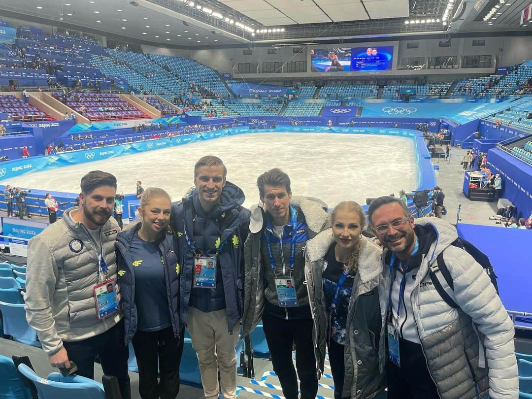 ニール・ブラウンのインスタグラム：「I think this pretty much sums up the whole experience.  Smiles all around 😁  Thank you Beijing for such an incredible time at the Olympics! Thanks to our wonderful teams @juuliaturkkila @matthiasversluis @paulyterr__ @deividaskizala you were inspiring and I’m SO proud of your accomplishments 🥰🥰. Thank you @mauriziothecap for being inspiring and driven it’s a pleasure to work by your side every day 😘 Two teams at the Olympics I still can’t quite believe it… 🇱🇹 🇫🇮」