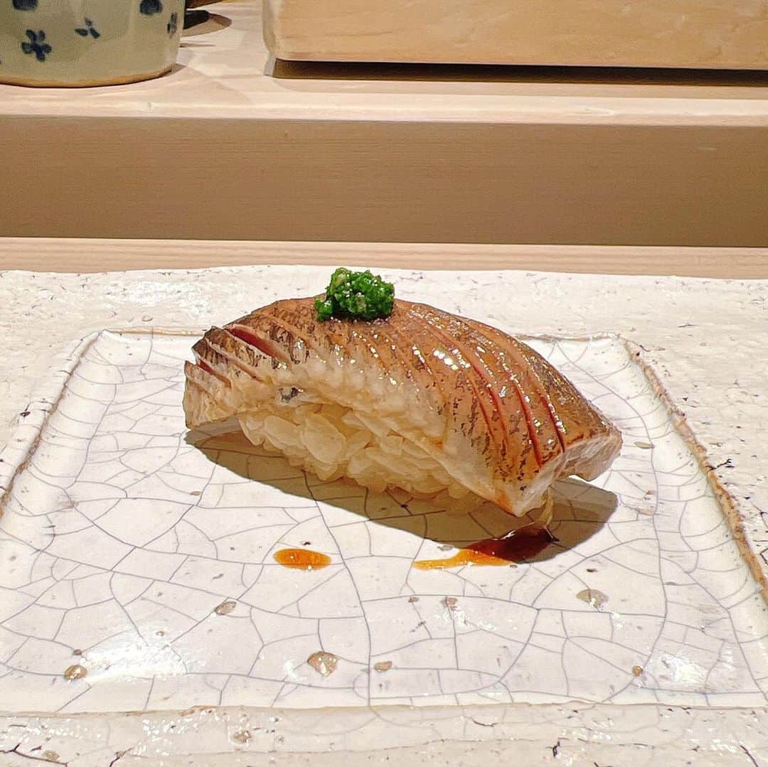 美雪ありすのインスタグラム：「趣味のグルメ写真もたまに載せていきますね🍚　 　 最近はあまり1人ごはんをしていなかったのですが、先日久しぶりに1人鮨に行きました🍣　　 こちらのお店は以前、友人と伺ってとても美味しかったので1人で再訪です✨(たまたま1人席のキャンセル枠に入れました😂)   大将と女将さんも優しくて、今回もとても素敵な時間になりました☺️  ごちそうさまでした💕　　  #グルメ  #おすし  #鮨島津  #美味しいは幸せ」