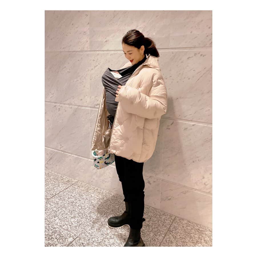 秋元玲奈さんのインスタグラム写真 - (秋元玲奈Instagram)「いつかのお出かけ。 夫や母と一緒の時はそれぞれ1人を抱っこ👶👶  #konny coat#maisonmargiela  knit#uniqlo  pants#zara boots#stellamccartney」2月20日 12時53分 - rena_akimoto